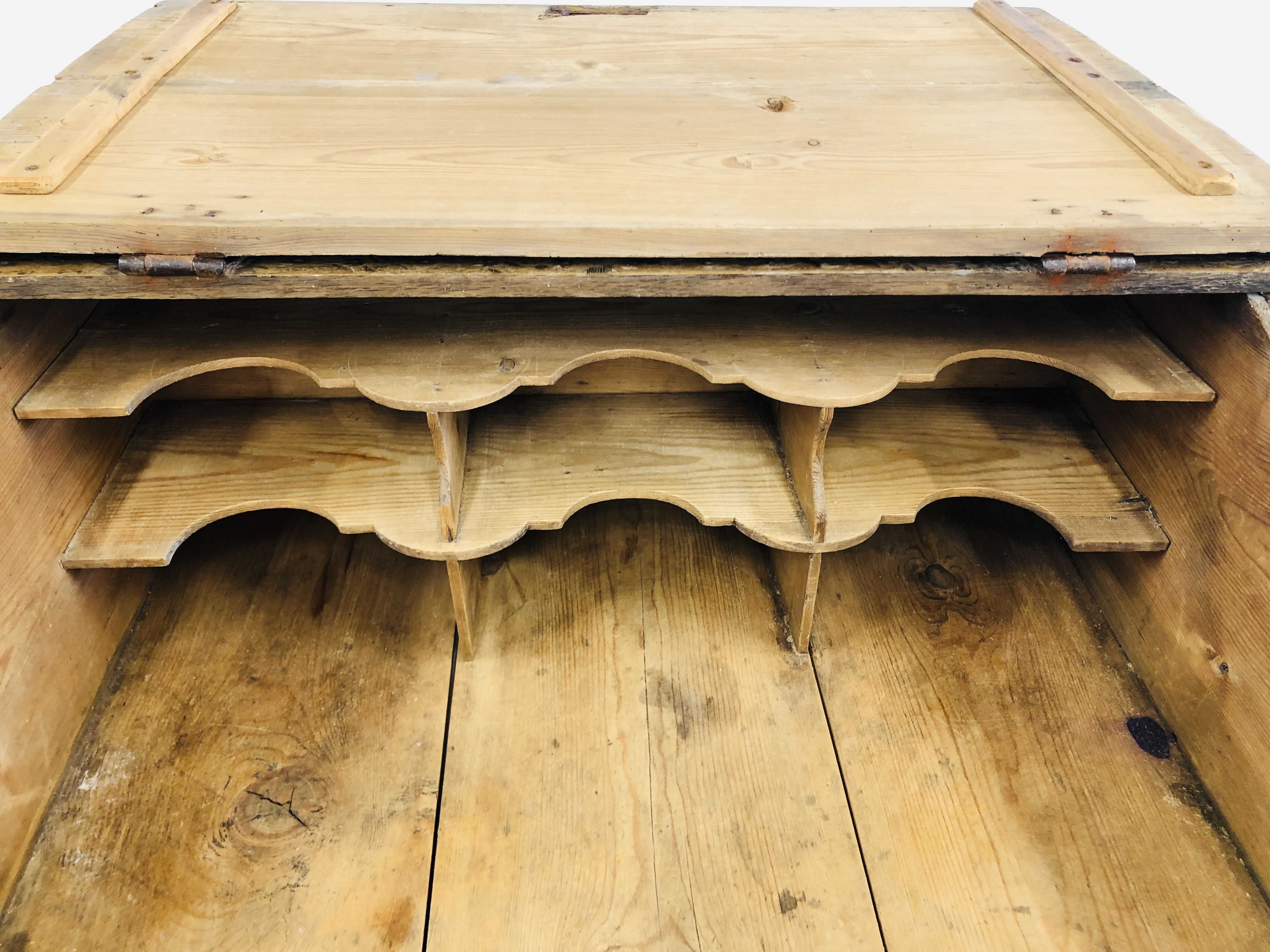 AN ANTIQUE WAXED PINE WRITING SLOPE WITH FITTED INTERIOR. W 77CM. D 68CM. H 31CM. - Image 8 of 9