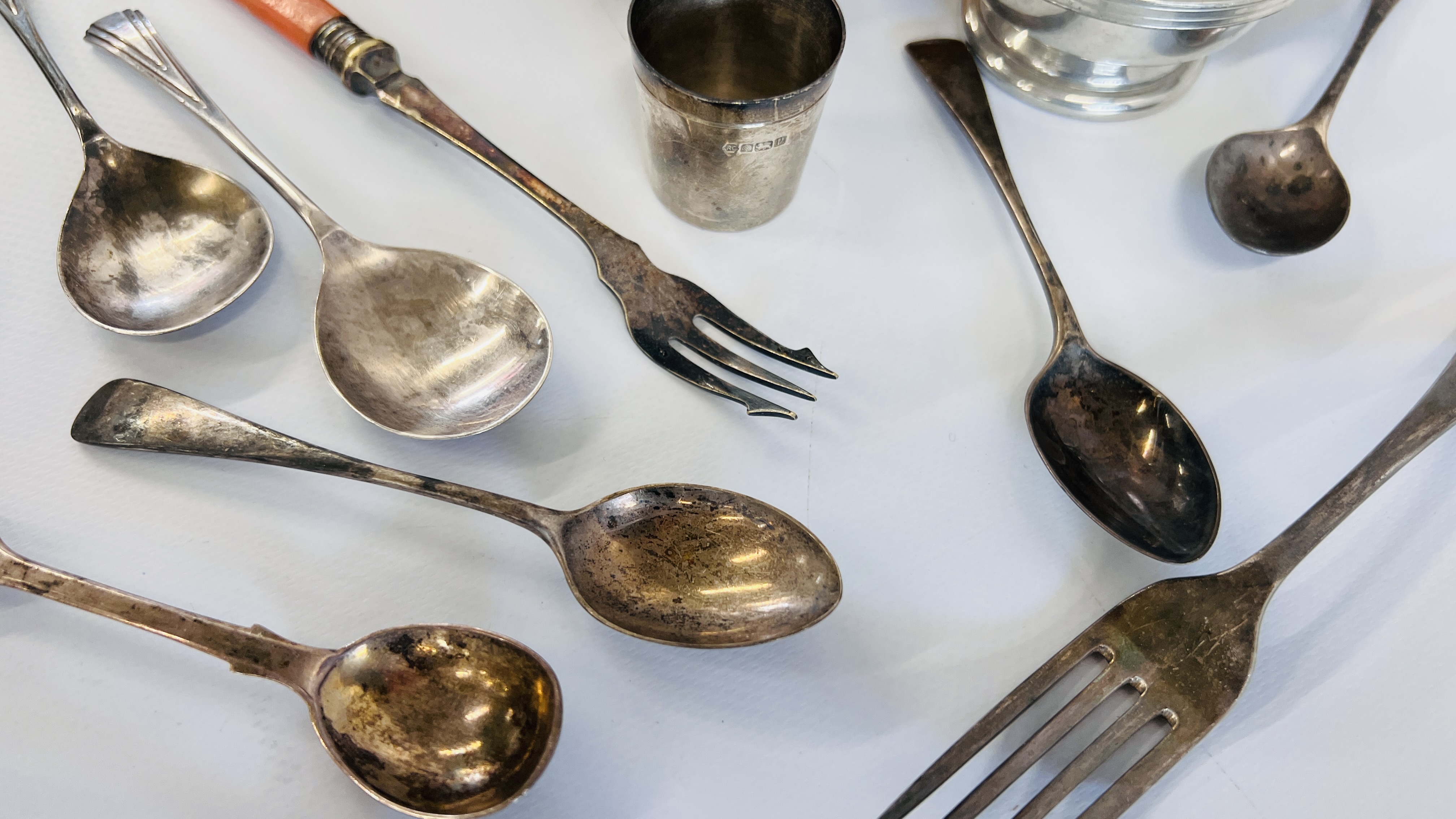A BOX OF CUTLERY TO INCLUDE SILVER EXAMPLES, 3 TEASPOONS, SILVER LADLE + 2 OTHERS, - Image 3 of 9