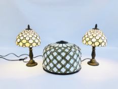 A PAIR OF TIFFANY STYLE TABLE LAMPS - APPROX H 35CM AND SIMILAR PENDANT SHADE - SOLD AS SEEN.