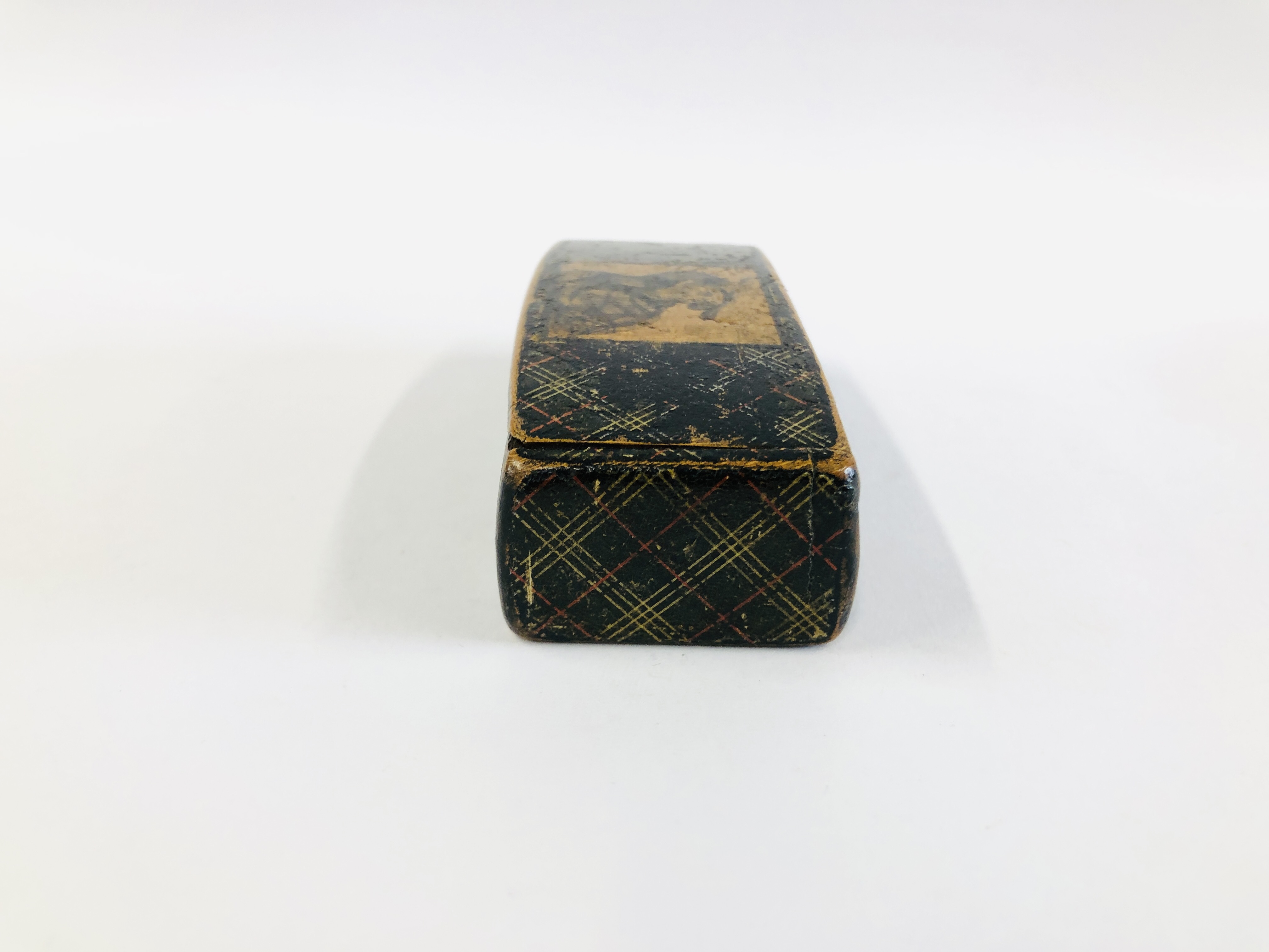 A C1825 HAND DRAWN MAUCHLINE TARTAN WEAR SNUFF BOX DEPICTING MAN WITH A CLUB. L 8CM X D 3. - Image 4 of 8