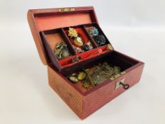 A VINTAGE JEWELLERY BOX CONTAINING A QUANTITY OF ANTIQUE AND VINTAGE JEWELLERY TO INCLUDE BROOCHES,