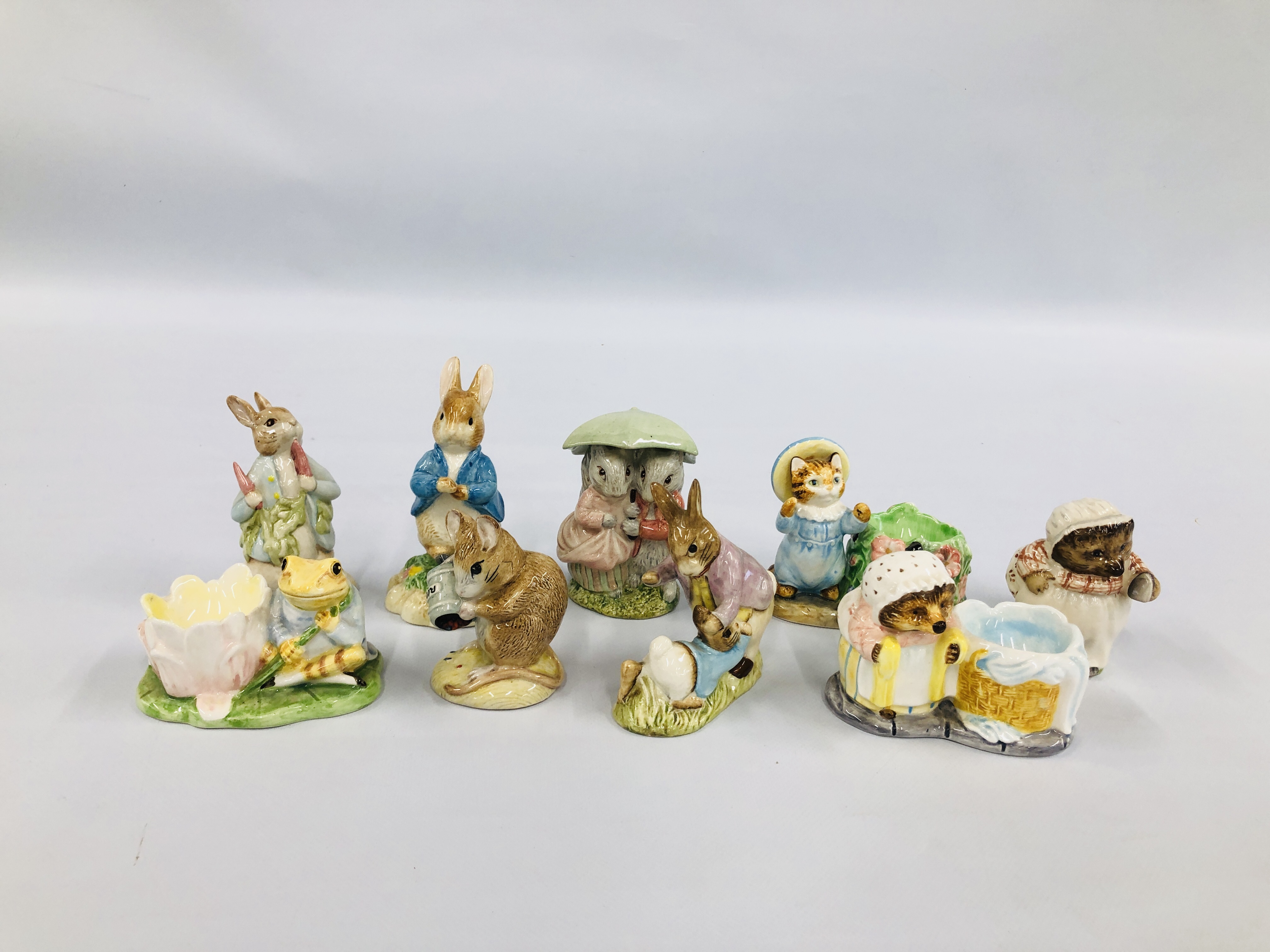 A COLLECTION OF BEATRIX POTTER FIGURES TO INCLUDE ROYAL ALBERT & BESWICK EXAMPLES (9 PIECES).