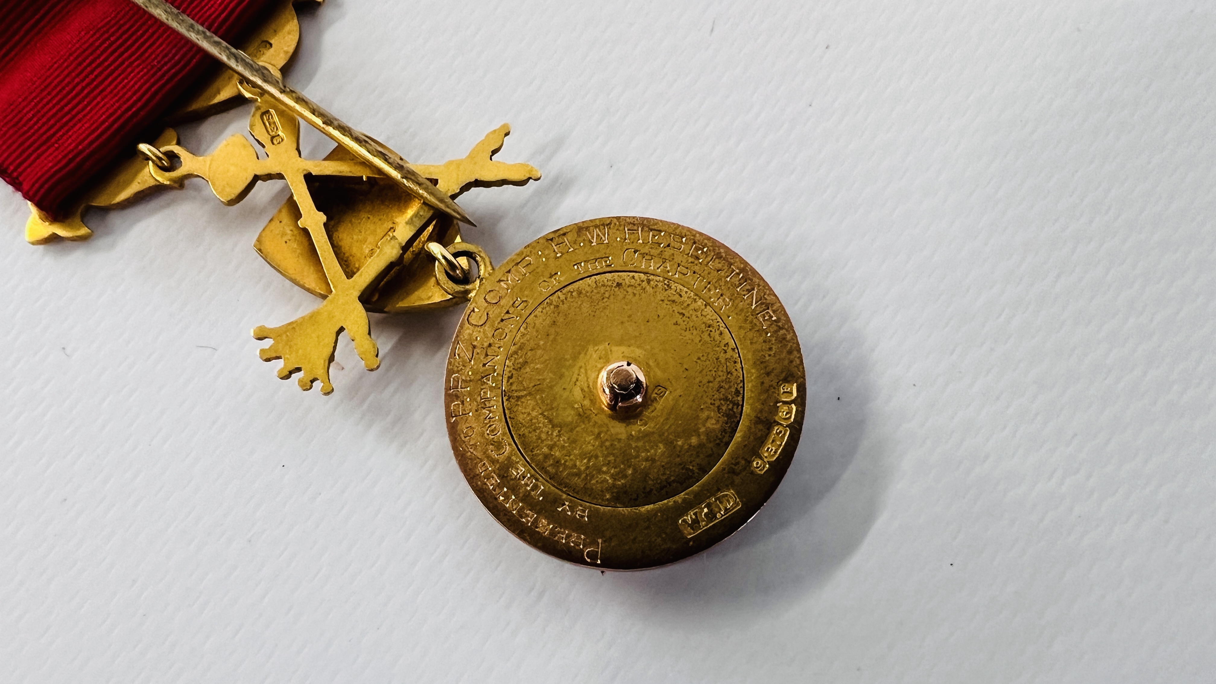 A 9CT GOLD GILT AND ENAMEL MASONIC BADGE PIONEER 1930-1931 BEARING INSCRIPTION. - Image 5 of 8