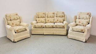 A GOOD QUALITY PRIMROSE UPHOLSTERED THREE PIECE LOUNGE SUITE.