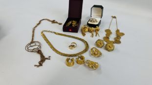 A COLLECTION OF VINTAGE GOLD TONE JEWELLERY TO INCLUDE NECKLACES,