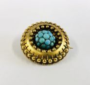 A VINTAGE GILT YELLOW METAL CIRCULAR BROOCH SET WITH TURQUOISE STONES - APPROX DIAM 3.5CM.