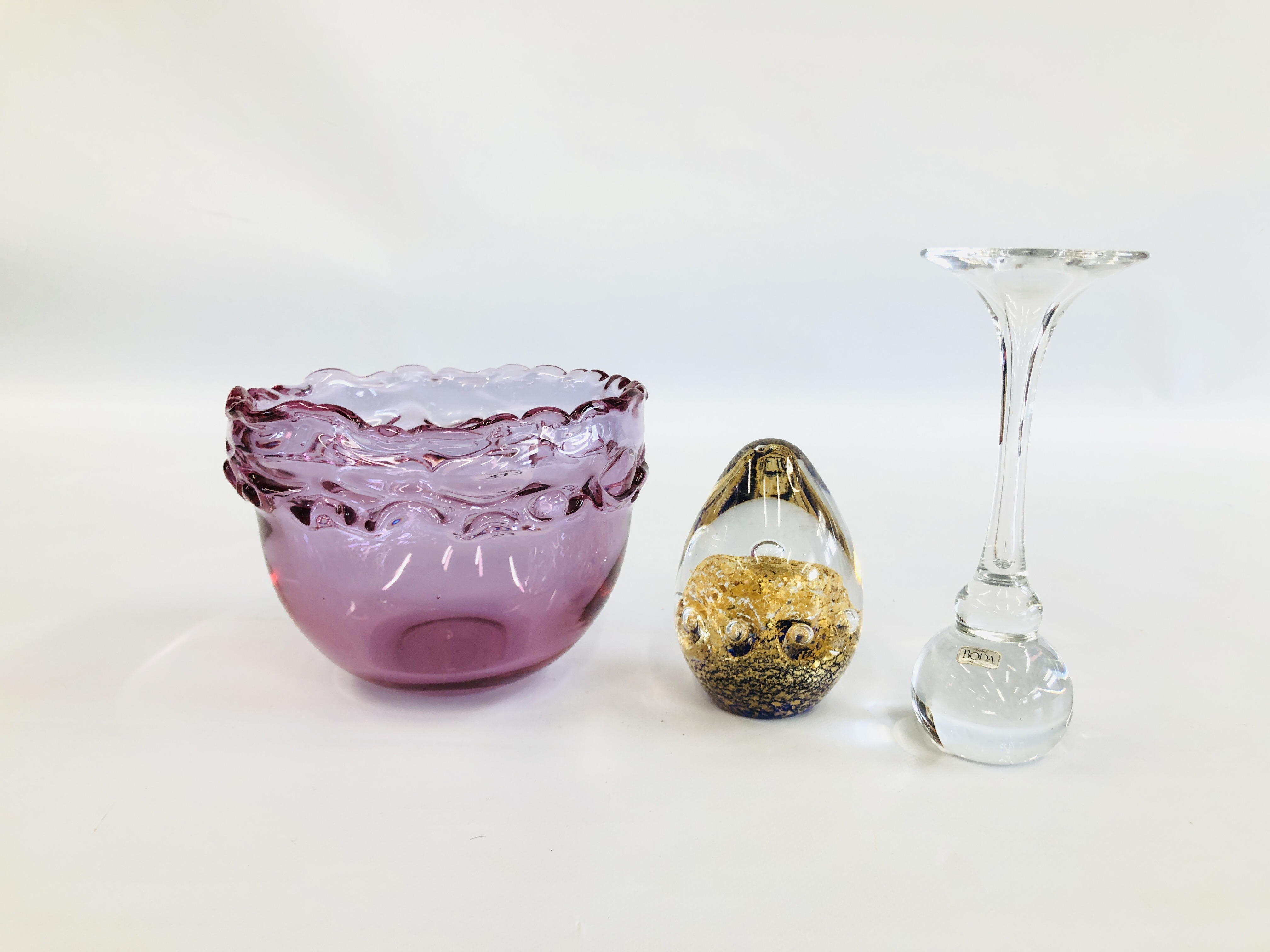 3 DESIGNER ART GLASS PIECES TO INCLUDE VASE MARKED BODA,