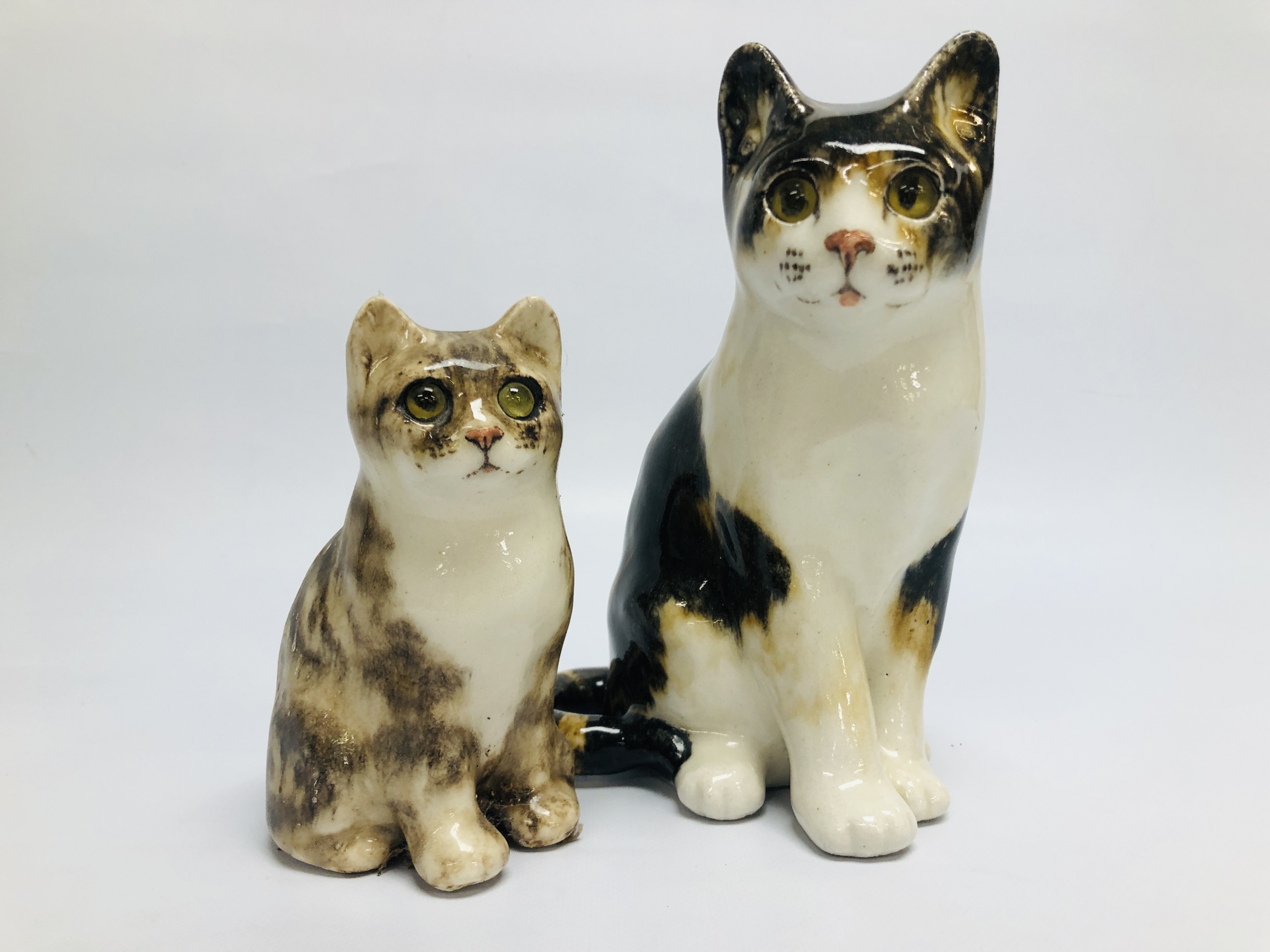 A GROUP OF 2 WINSTANLEY ART POTTERY CAT STUDIES NO.1 H 14.5CM AND NO. 4 H 22CM BEARING SIGNATURE.