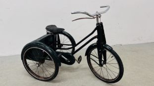 A VINTAGE CHILD'S TRICYCLE