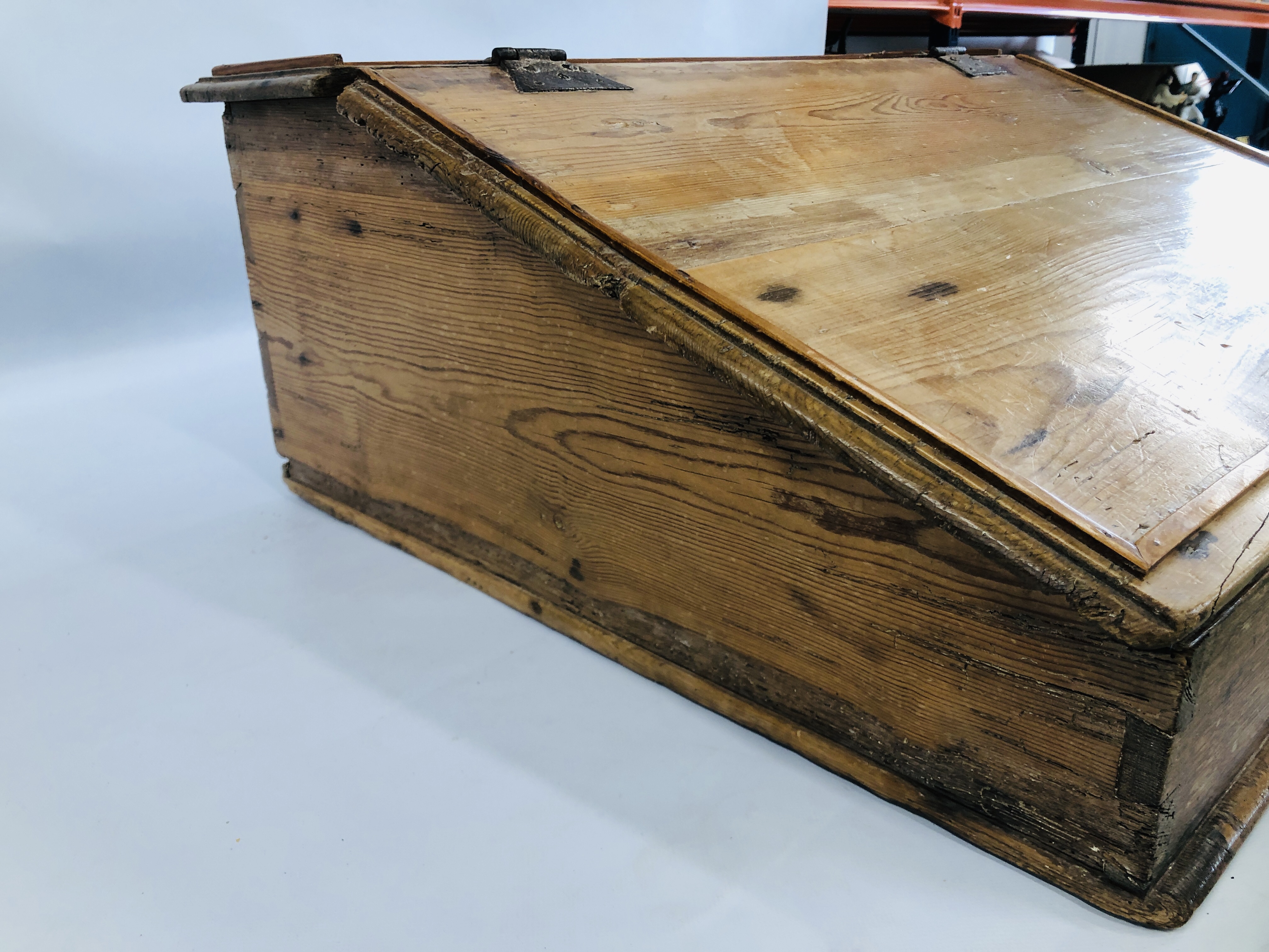 AN ANTIQUE WAXED PINE WRITING SLOPE WITH FITTED INTERIOR. W 77CM. D 68CM. H 31CM. - Image 6 of 9