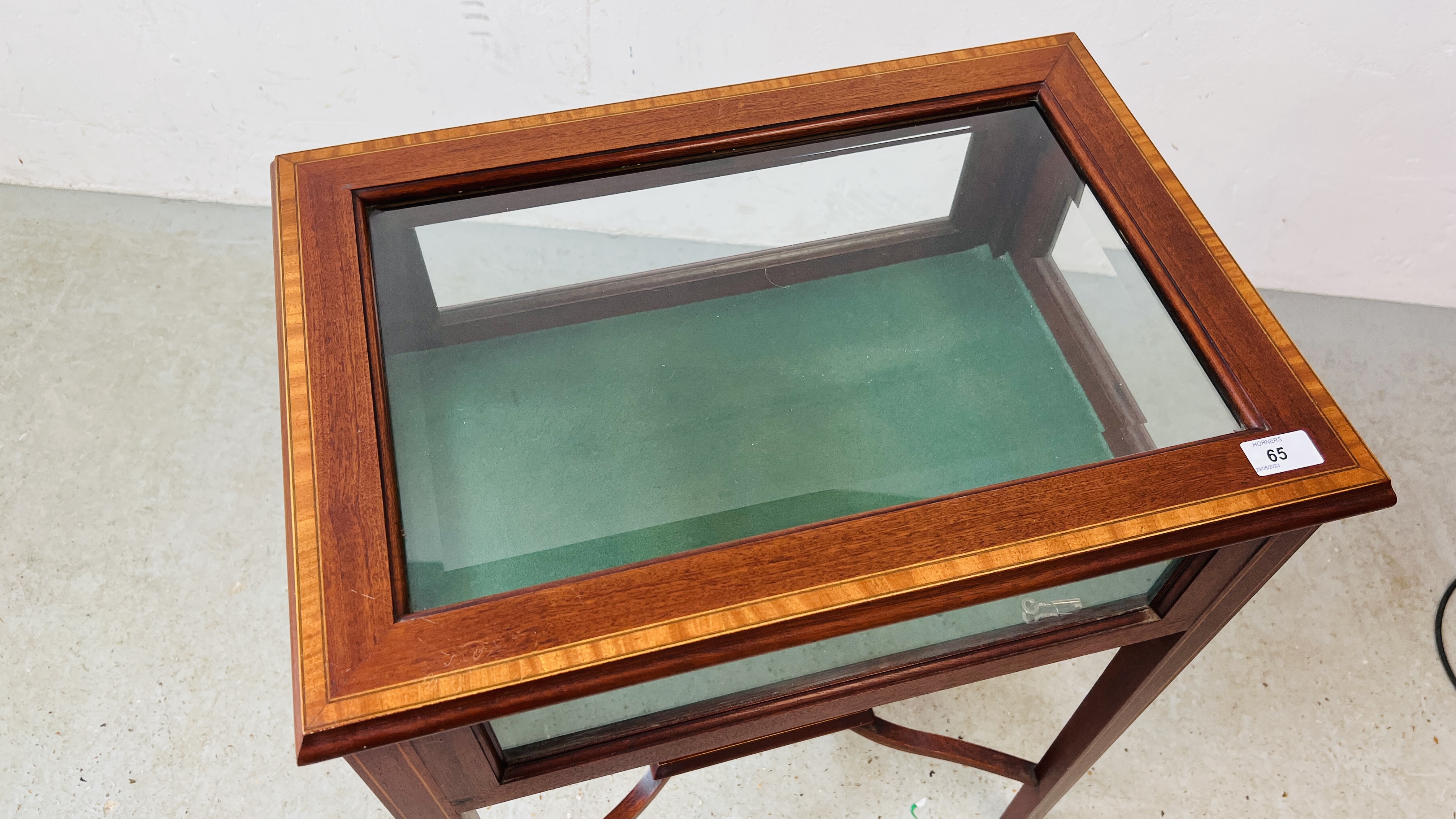 A MAHOGANY AND INLAID GLASS CASED FLOOR STANDING DISPLAY CASE W 57CM. H 76CM. D 40CM. - Image 3 of 11
