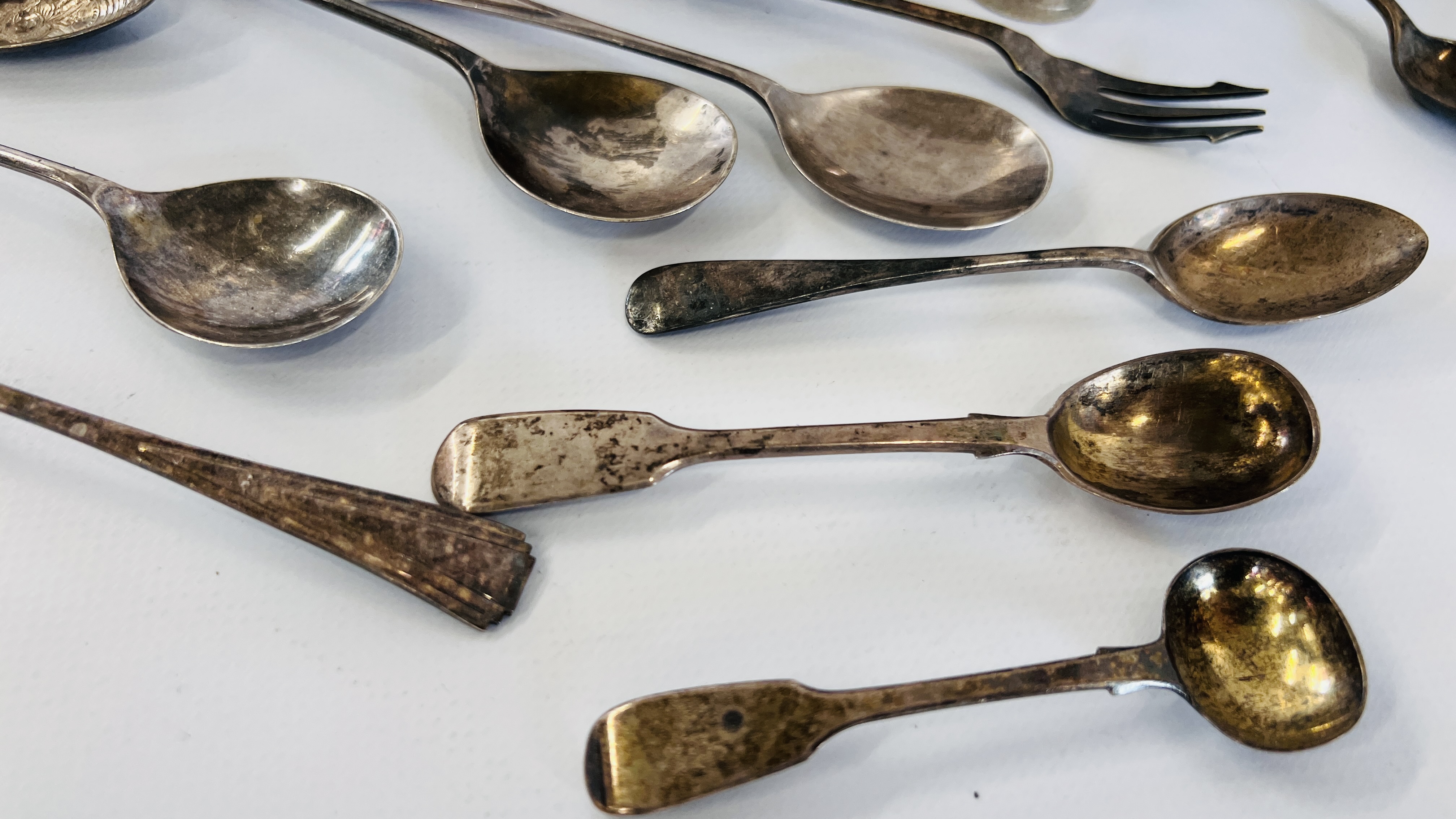 A BOX OF CUTLERY TO INCLUDE SILVER EXAMPLES, 3 TEASPOONS, SILVER LADLE + 2 OTHERS, - Image 2 of 9