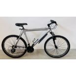 A GENT'S DIAMOND BACK DB MTN OUTHOOK 21 SPEED BICYCLE.