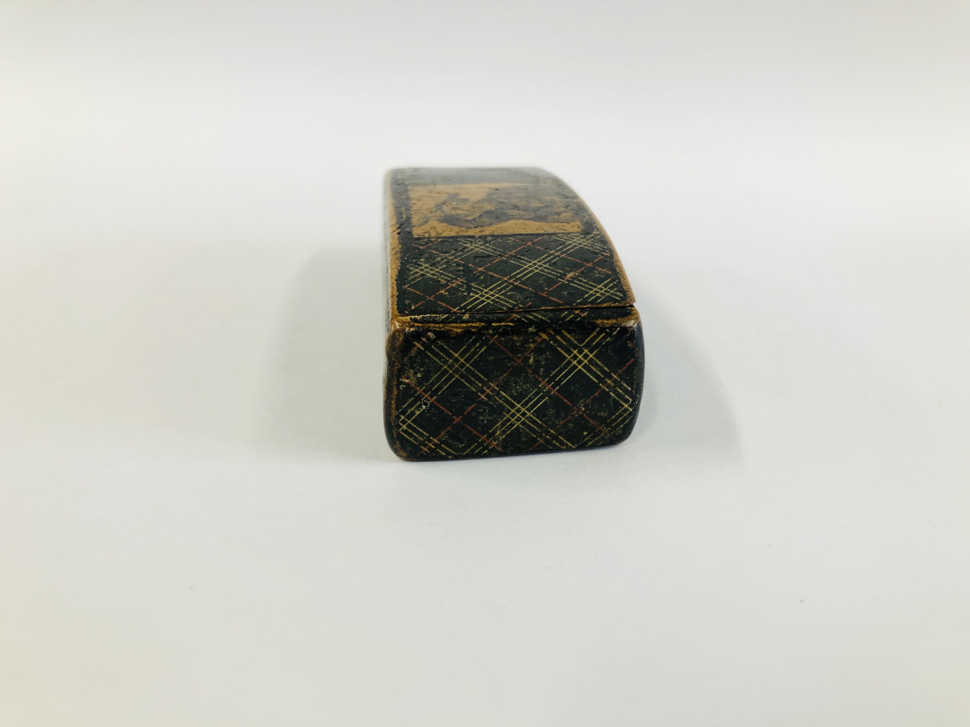 A C1825 HAND DRAWN MAUCHLINE TARTAN WEAR SNUFF BOX DEPICTING MAN WITH A CLUB. L 8CM X D 3. - Image 6 of 8