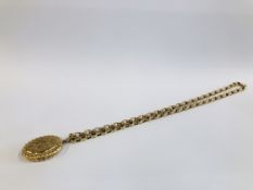 A 9CT GOLD BELCHER CHAIN L 50CM SUPPORTING AN UNMARKED ENGRAVED OVAL LOCKET H 3.5CM X W 3CM.