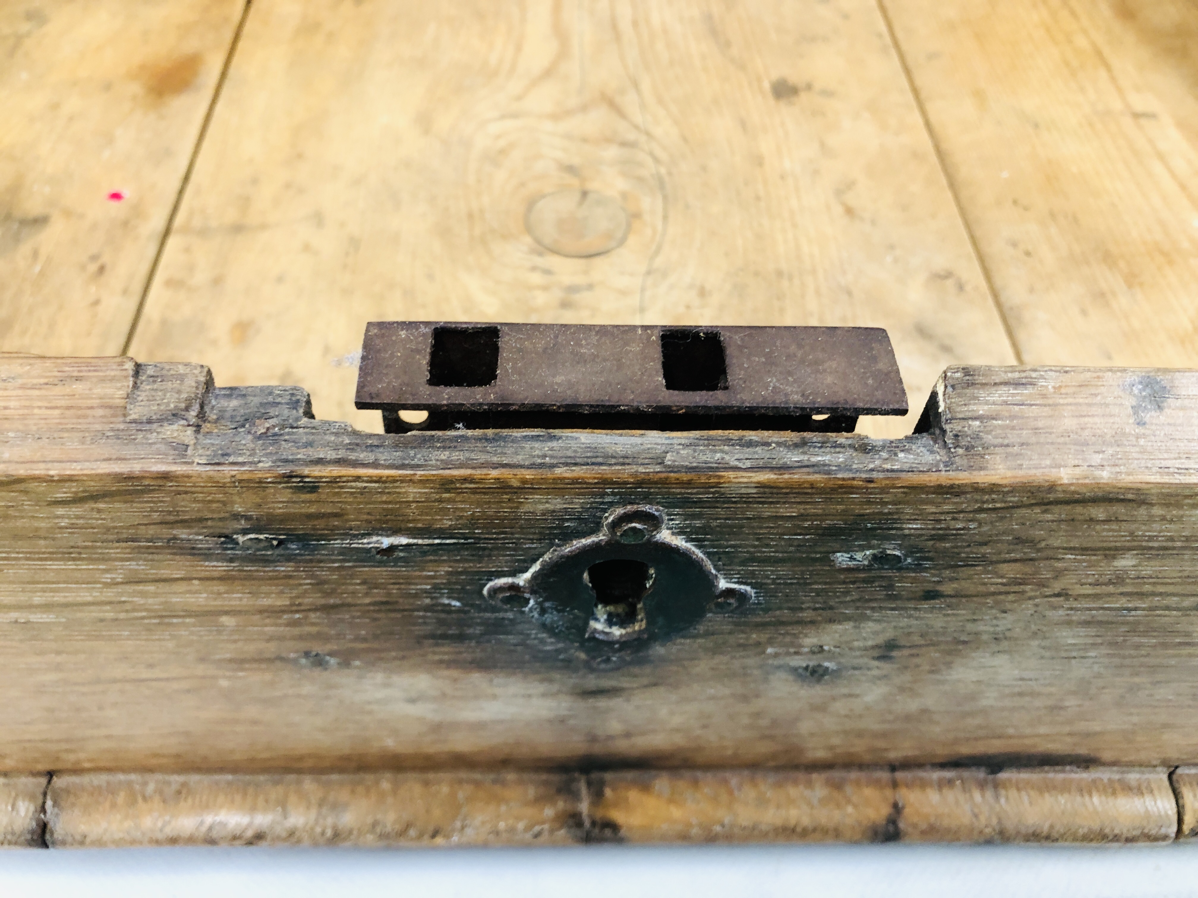 AN ANTIQUE WAXED PINE WRITING SLOPE WITH FITTED INTERIOR. W 77CM. D 68CM. H 31CM. - Image 9 of 9