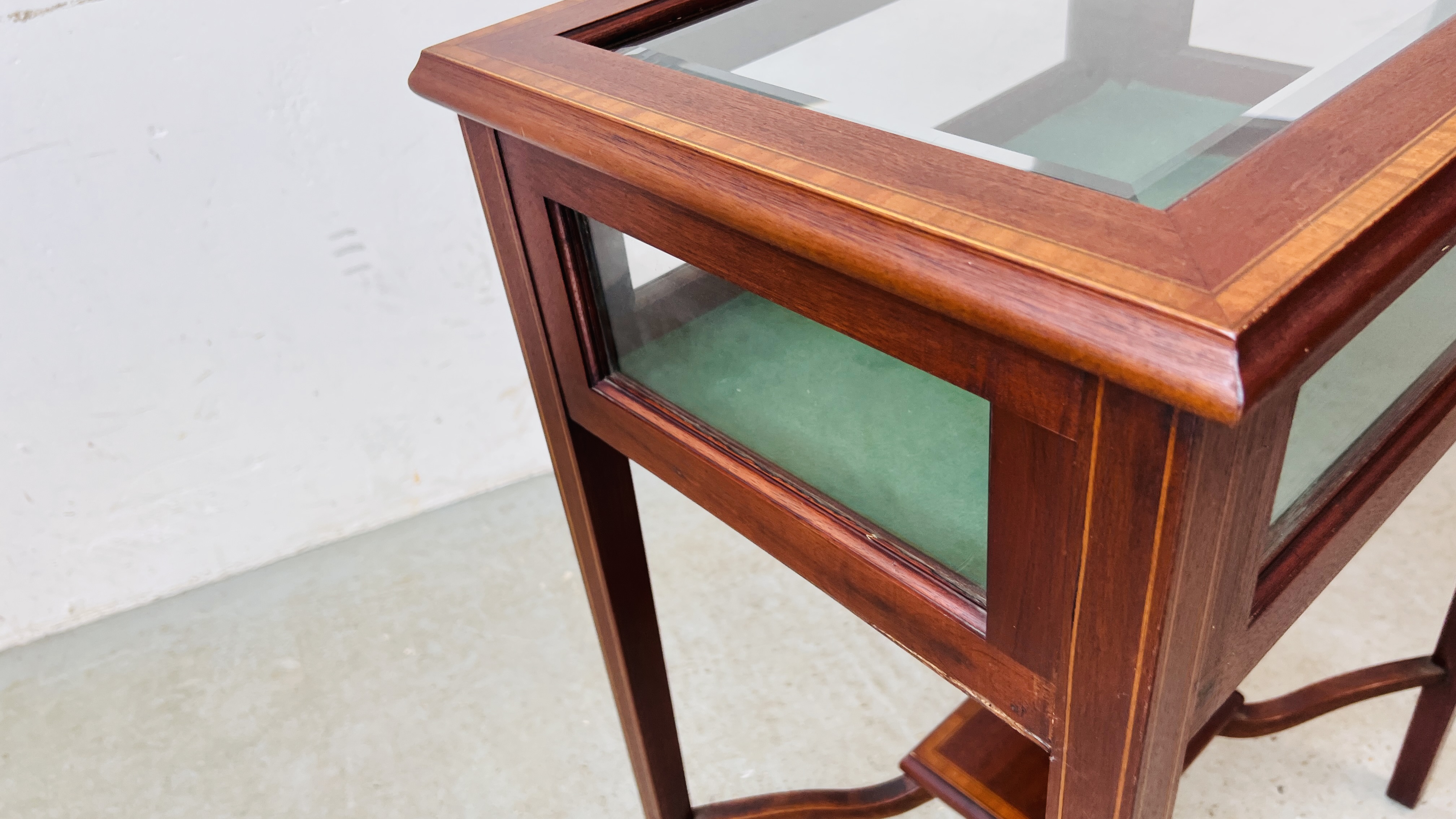 A MAHOGANY AND INLAID GLASS CASED FLOOR STANDING DISPLAY CASE W 57CM. H 76CM. D 40CM. - Image 8 of 11