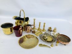 A BOX OF MIXED METAL WARES TO INCLUDE BRASS COAL SCUTTLE, BRASS CANDLE STICKS, POTS ETC.