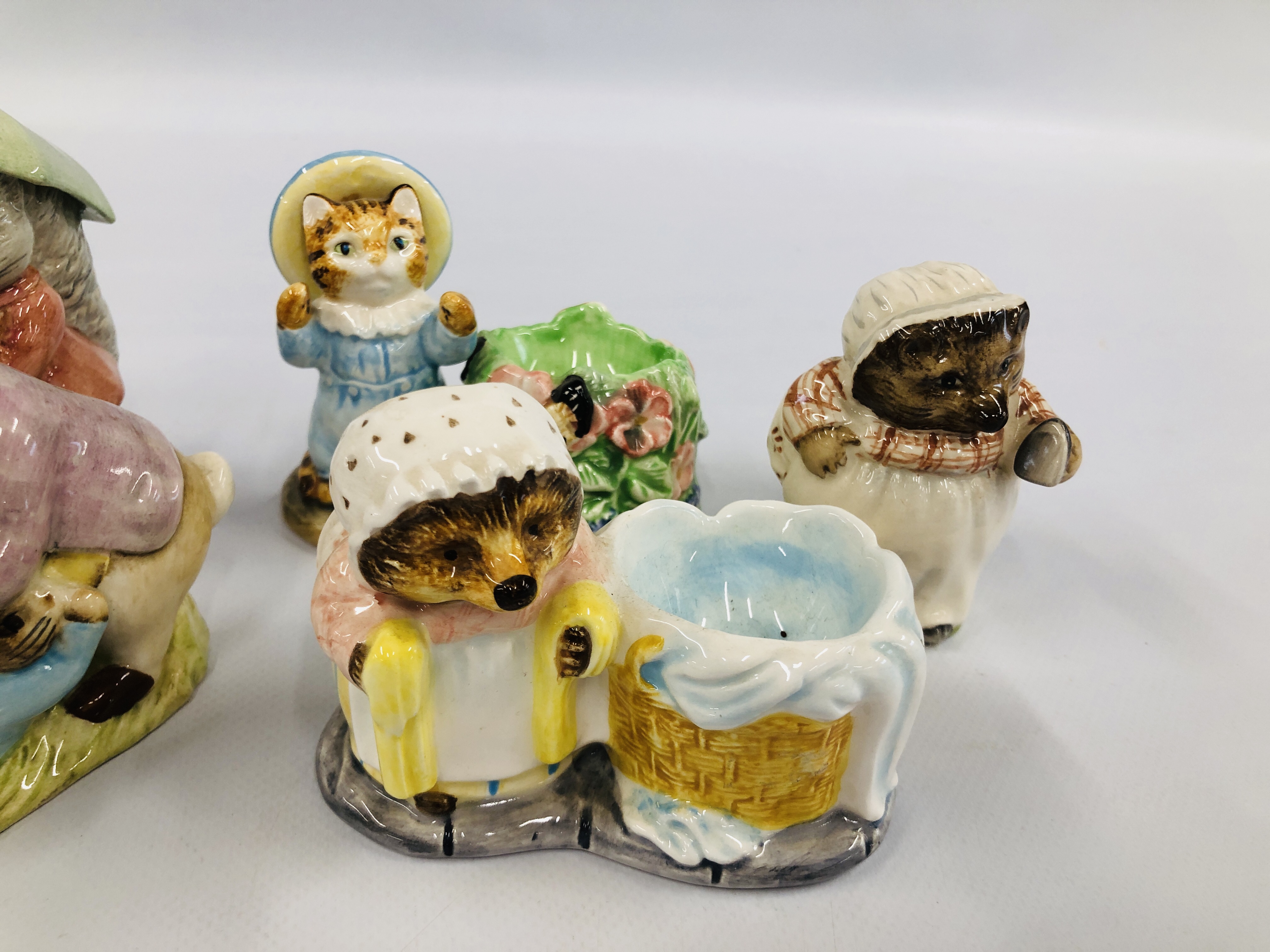 A COLLECTION OF BEATRIX POTTER FIGURES TO INCLUDE ROYAL ALBERT & BESWICK EXAMPLES (9 PIECES). - Image 4 of 6