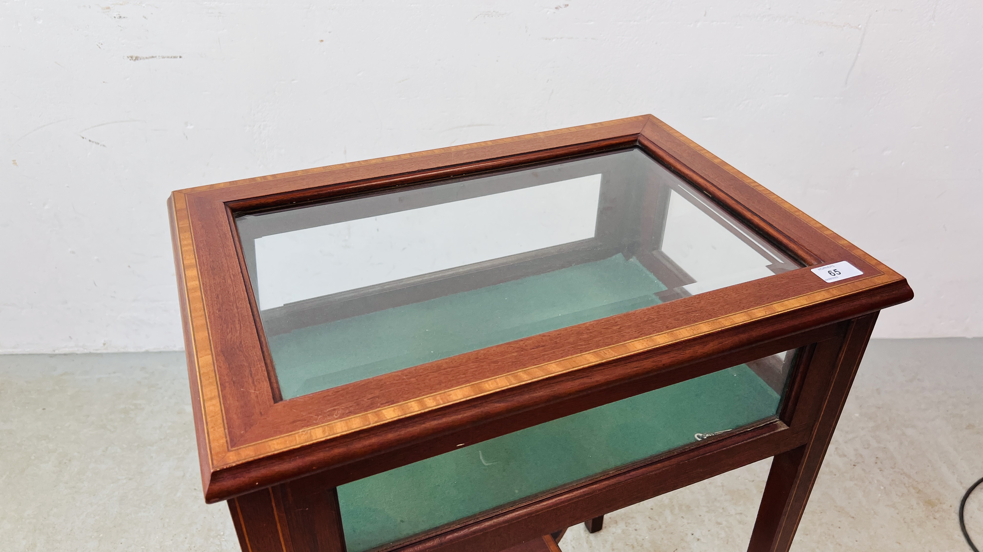 A MAHOGANY AND INLAID GLASS CASED FLOOR STANDING DISPLAY CASE W 57CM. H 76CM. D 40CM. - Image 2 of 11