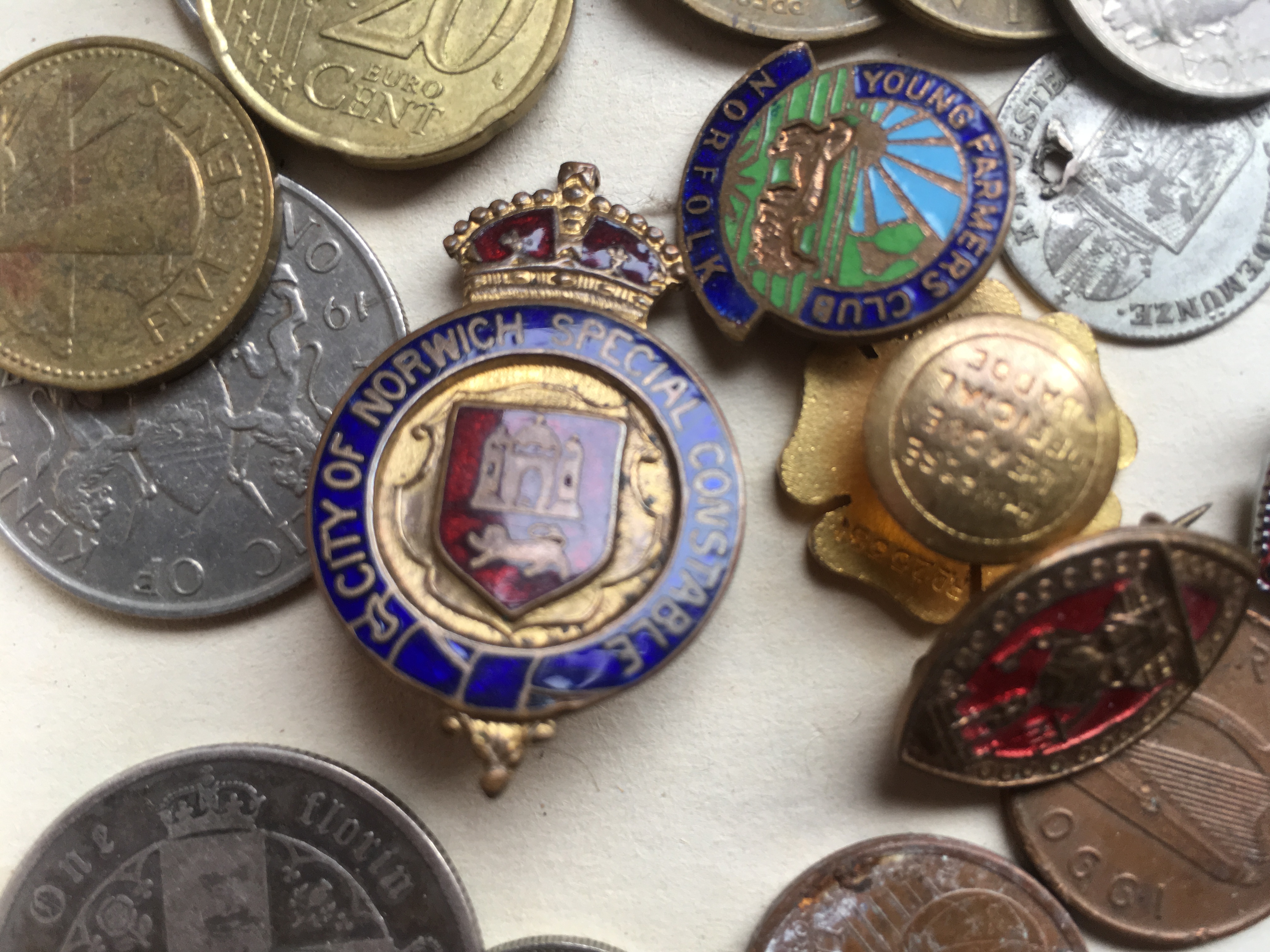 SMALL MIXED LOT COINS, BADGES INCLUDING CITY OF NORWICH SPECIAL CONSTABULARY ENAMEL BADGE ETC. - Image 2 of 3