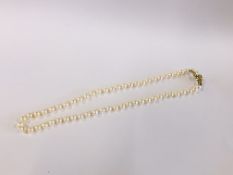 A QUALITY PEARL STAND NECKLACE, THE DIAMOND SET CLASP MARKED 750 APPROX L 40CM.