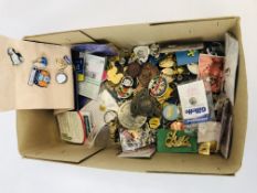 A BOX CONTAINING AN EXTENSIVE COLLECTION OF MODERN AND VINTAGE BADGES TO INCLUDE MANY ENAMELLED