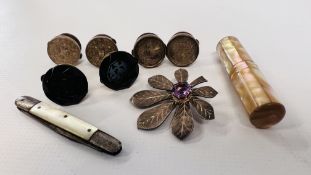THREE PAIRS OF VINTAGE BUTTONS TO INCLUDE A PAIR OF BLACK GLASS EXAMPLES BEARING A CREST,