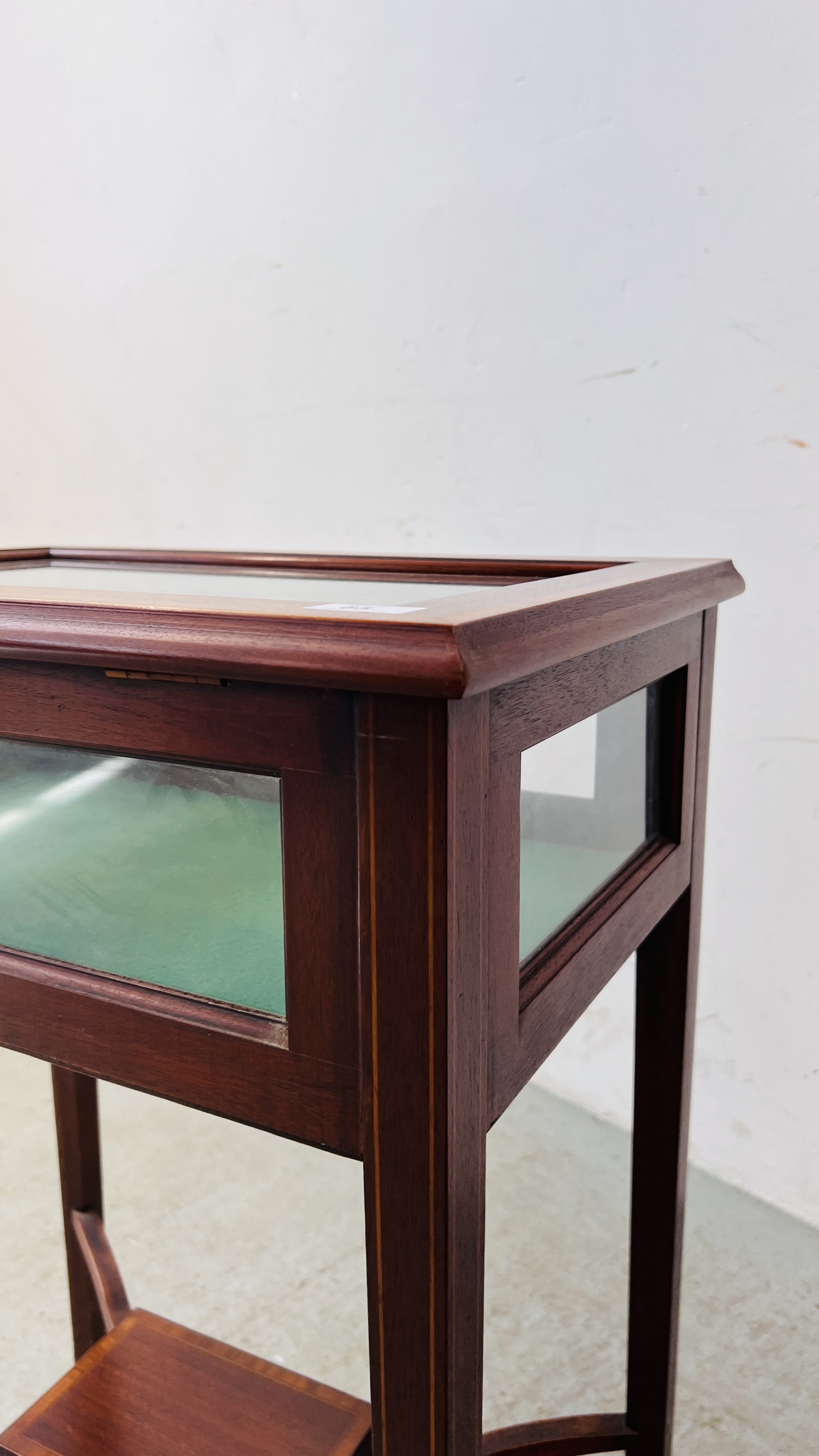 A MAHOGANY AND INLAID GLASS CASED FLOOR STANDING DISPLAY CASE W 57CM. H 76CM. D 40CM. - Image 4 of 11