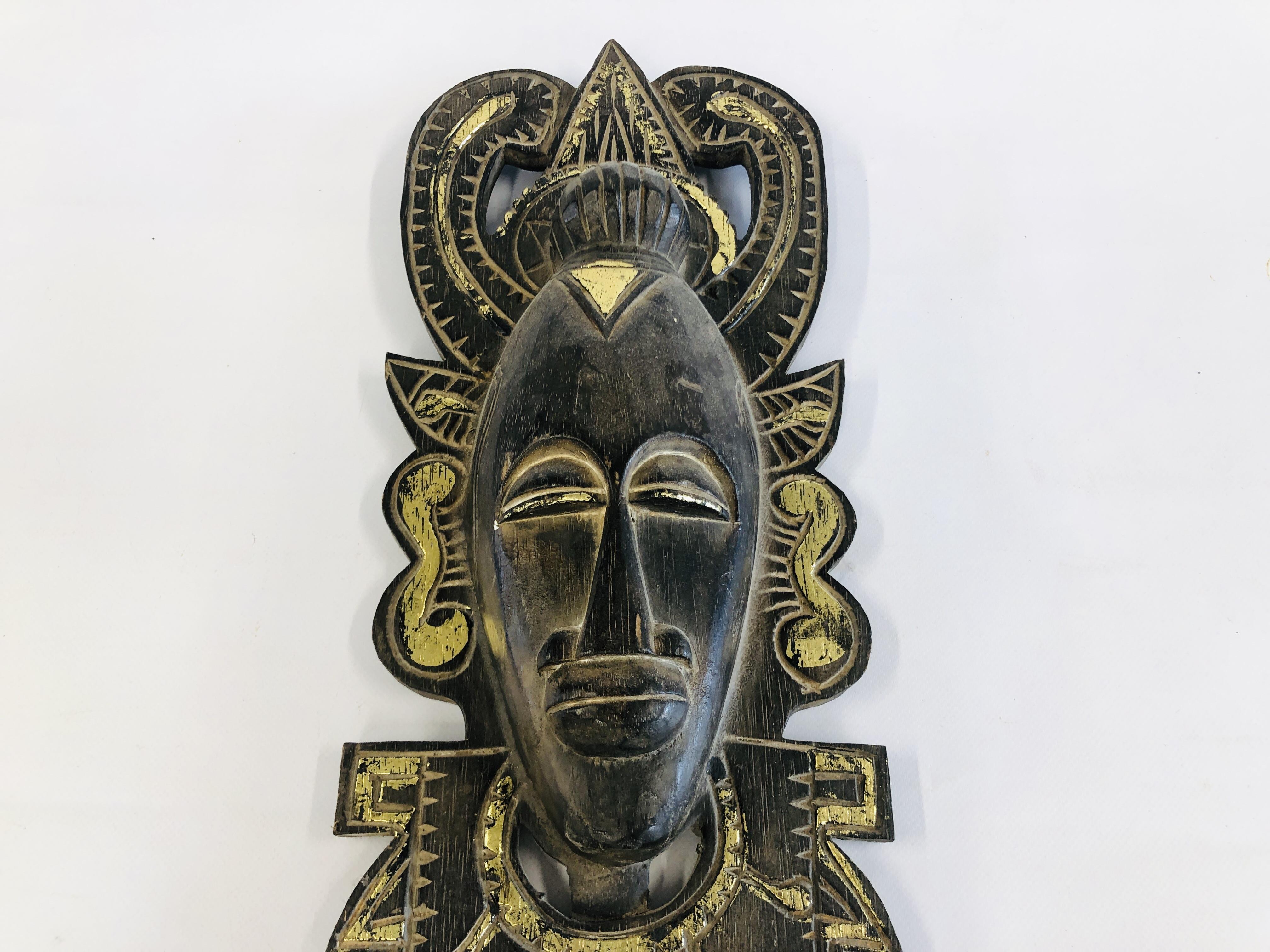 A WOODEN ETHNIC WALL HANGING MASK. H 59CM. - Image 3 of 3