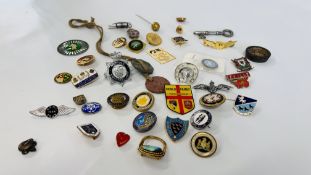 A COLLECTION OF ASSORTED MODERN AND VINTAGE ENAMELLED BADGES