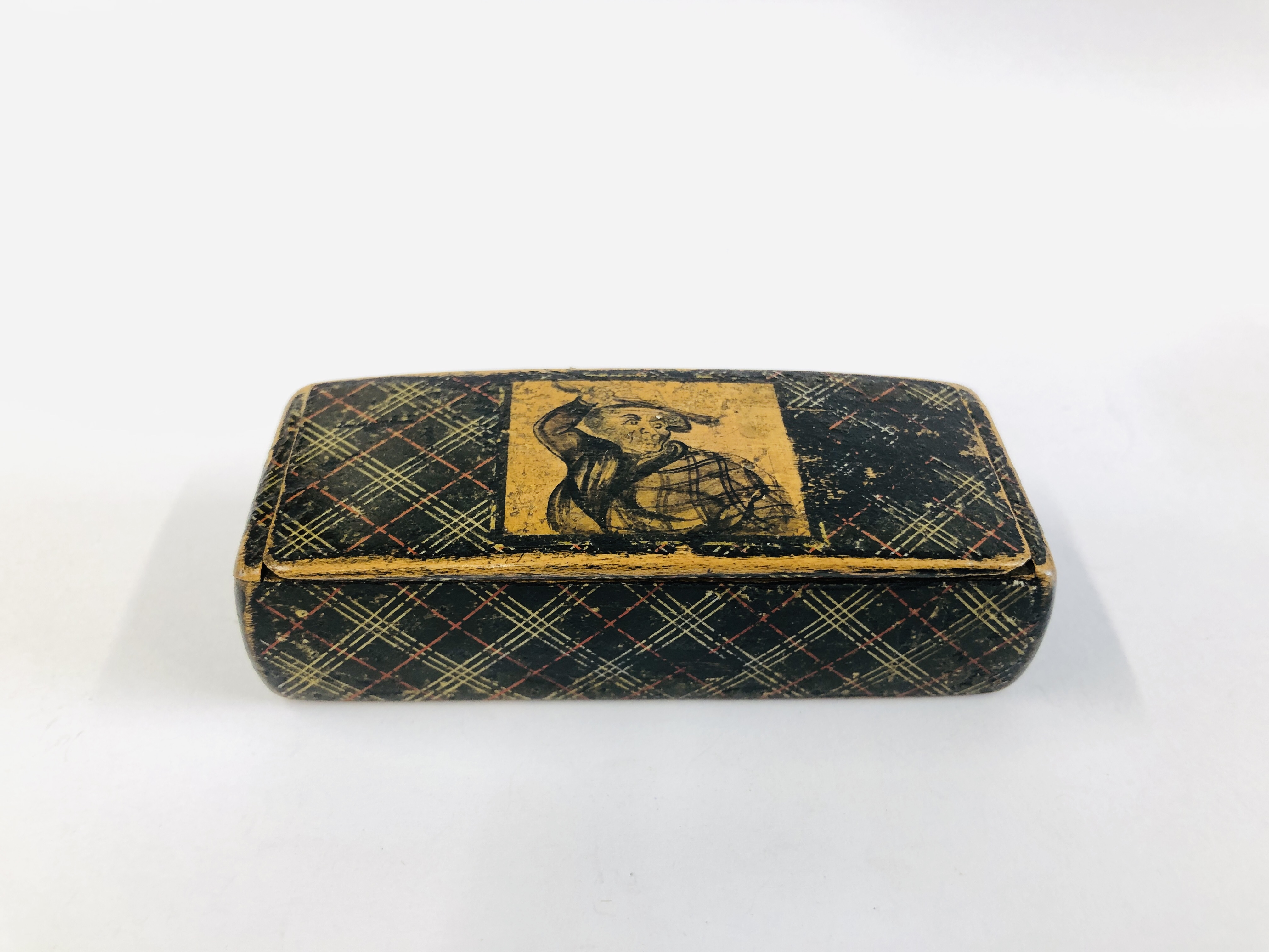 A C1825 HAND DRAWN MAUCHLINE TARTAN WEAR SNUFF BOX DEPICTING MAN WITH A CLUB. L 8CM X D 3.