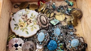 A BOX OF ASSORTED COSTUME AND VINTAGE JEWELLERY TO INCLUDE A COIN BRACELET,