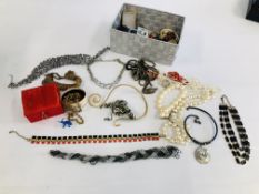 A BASKET CONTAINING AN EXTENSIVE QUANTITY OF MODERN AND VINTAGE COSTUME JEWELLERY, BEADED NECKLACES,