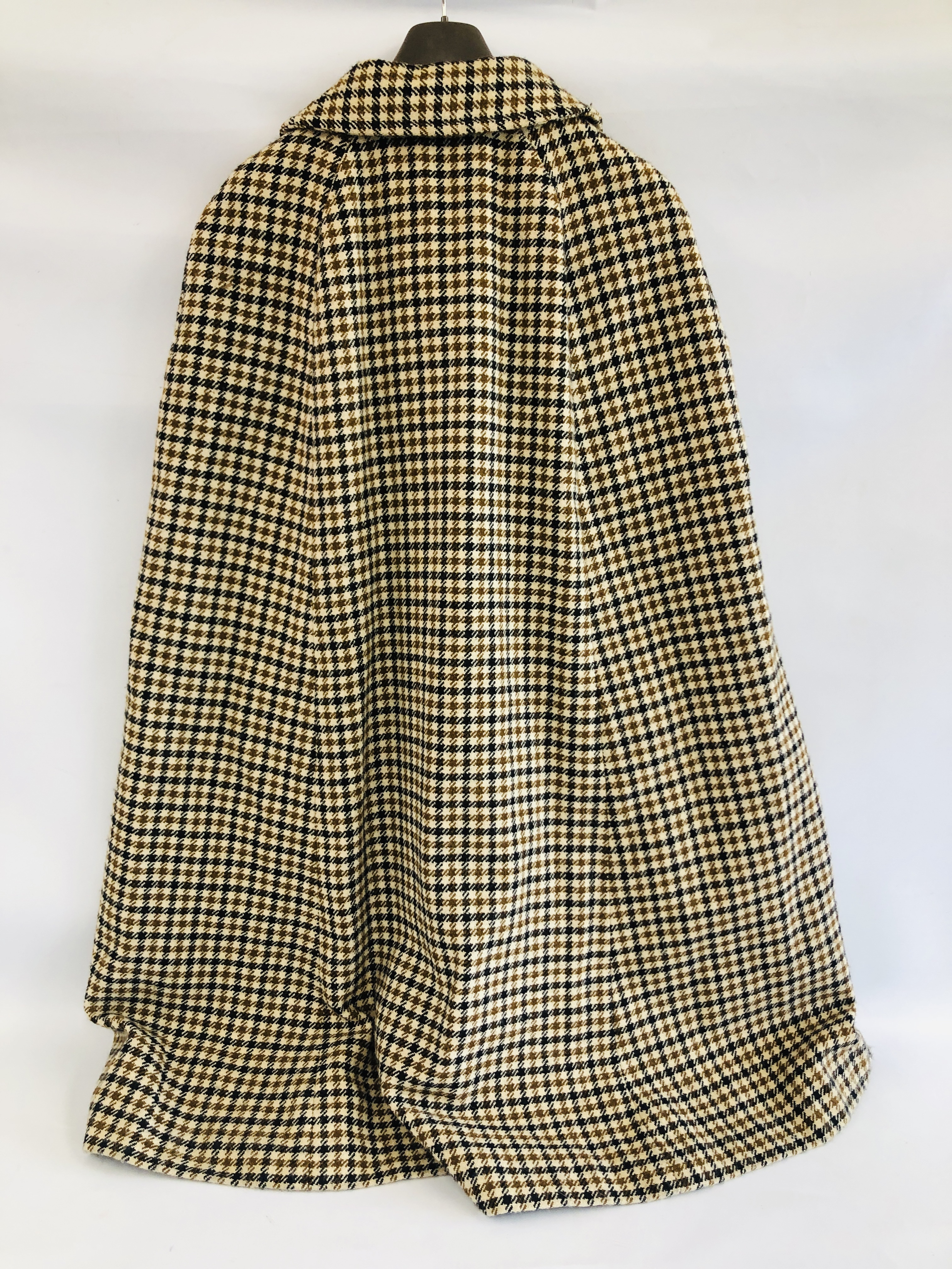 A VINTAGE CAMBRIAN TRADITIONAL WELSH TWEED CAPE. - Image 4 of 4