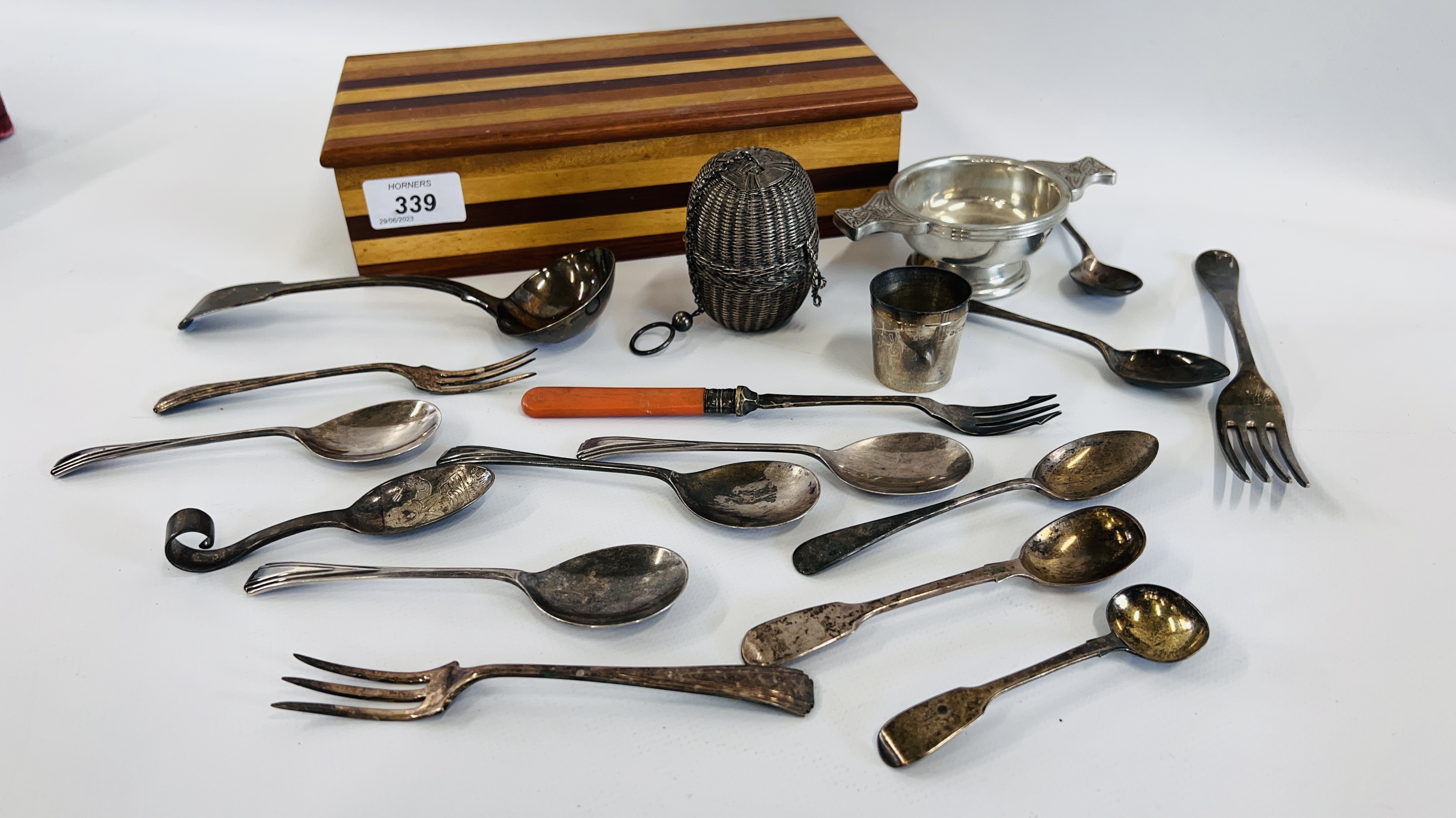 A BOX OF CUTLERY TO INCLUDE SILVER EXAMPLES, 3 TEASPOONS, SILVER LADLE + 2 OTHERS,