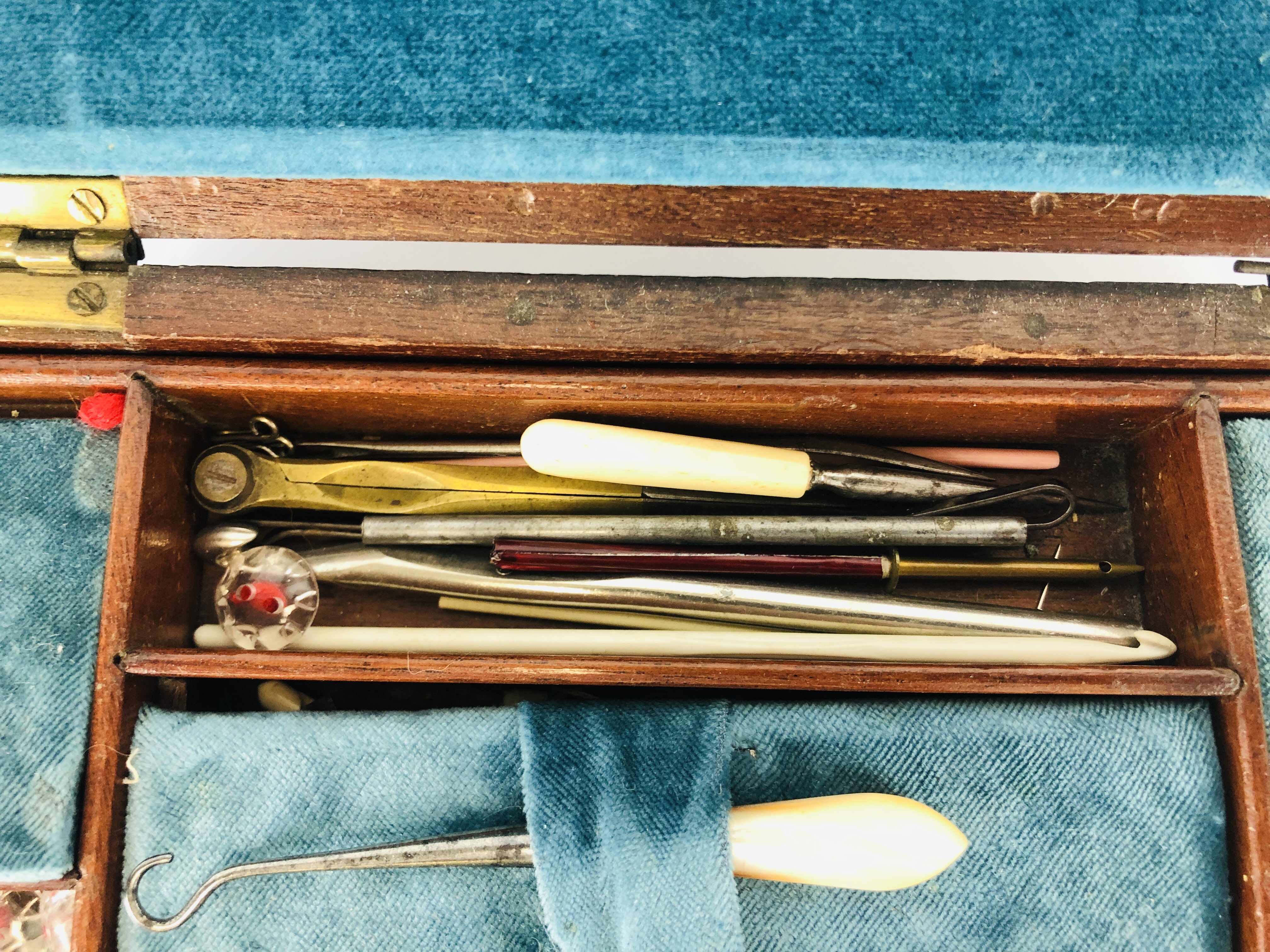 A VINTAGE MAHOGANY SEWING BOX WITH FITTED INTERIOR AND CONTENTS W 30.5CM X D 23CM X H 13CM. - Image 5 of 9