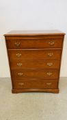 A MODERN MAHOGANY FINISH 5 DRAWER CHEST WITH ORNATE BRASS HANDLES. W 84CM X D 44CM X H 104CM.