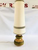 A LARGE WEST GERMAN STYLE LAMP AND SHADE H 42CM (HEIGHT NOT INCLUDING SHADE).