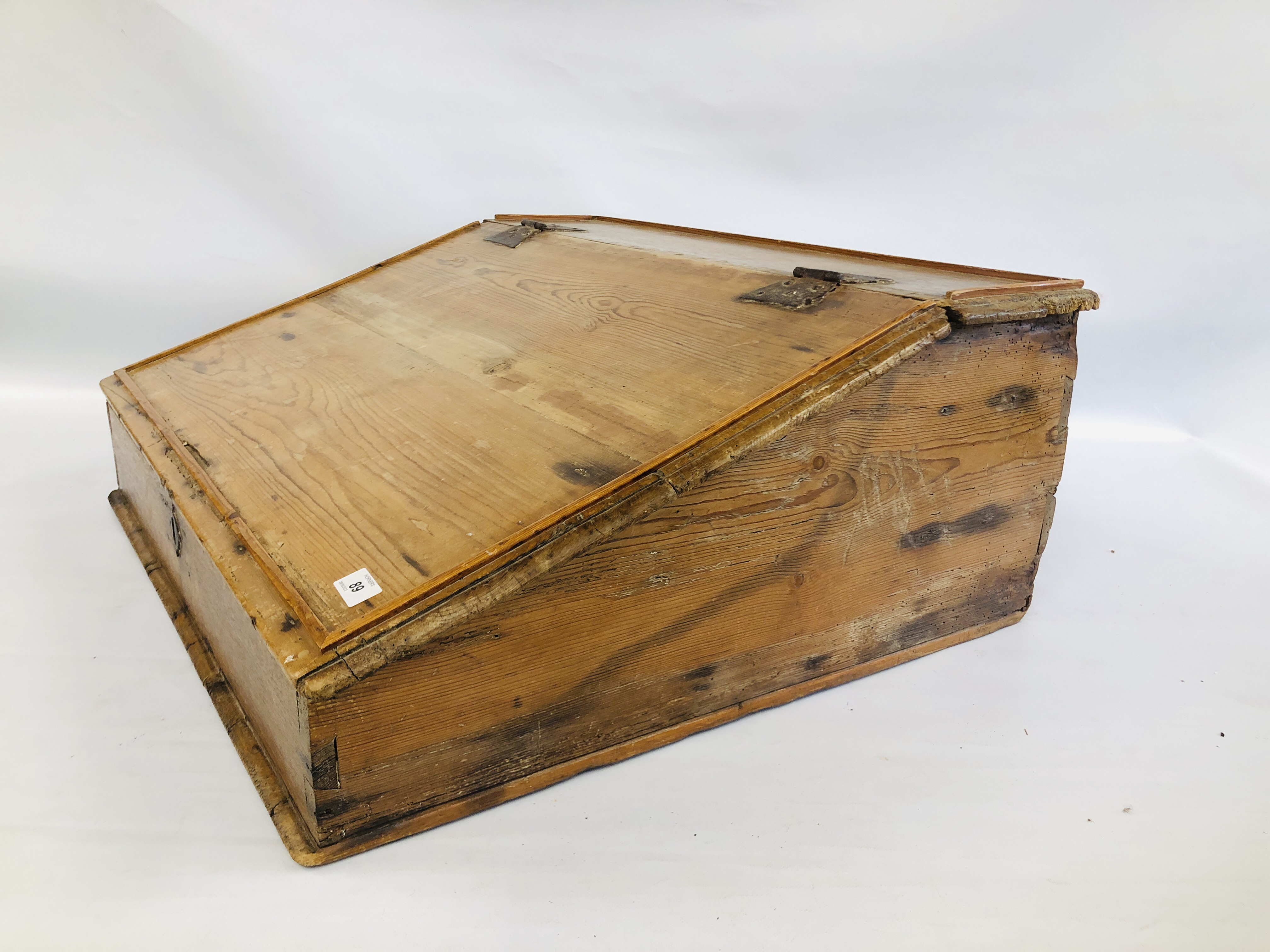 AN ANTIQUE WAXED PINE WRITING SLOPE WITH FITTED INTERIOR. W 77CM. D 68CM. H 31CM. - Image 2 of 9