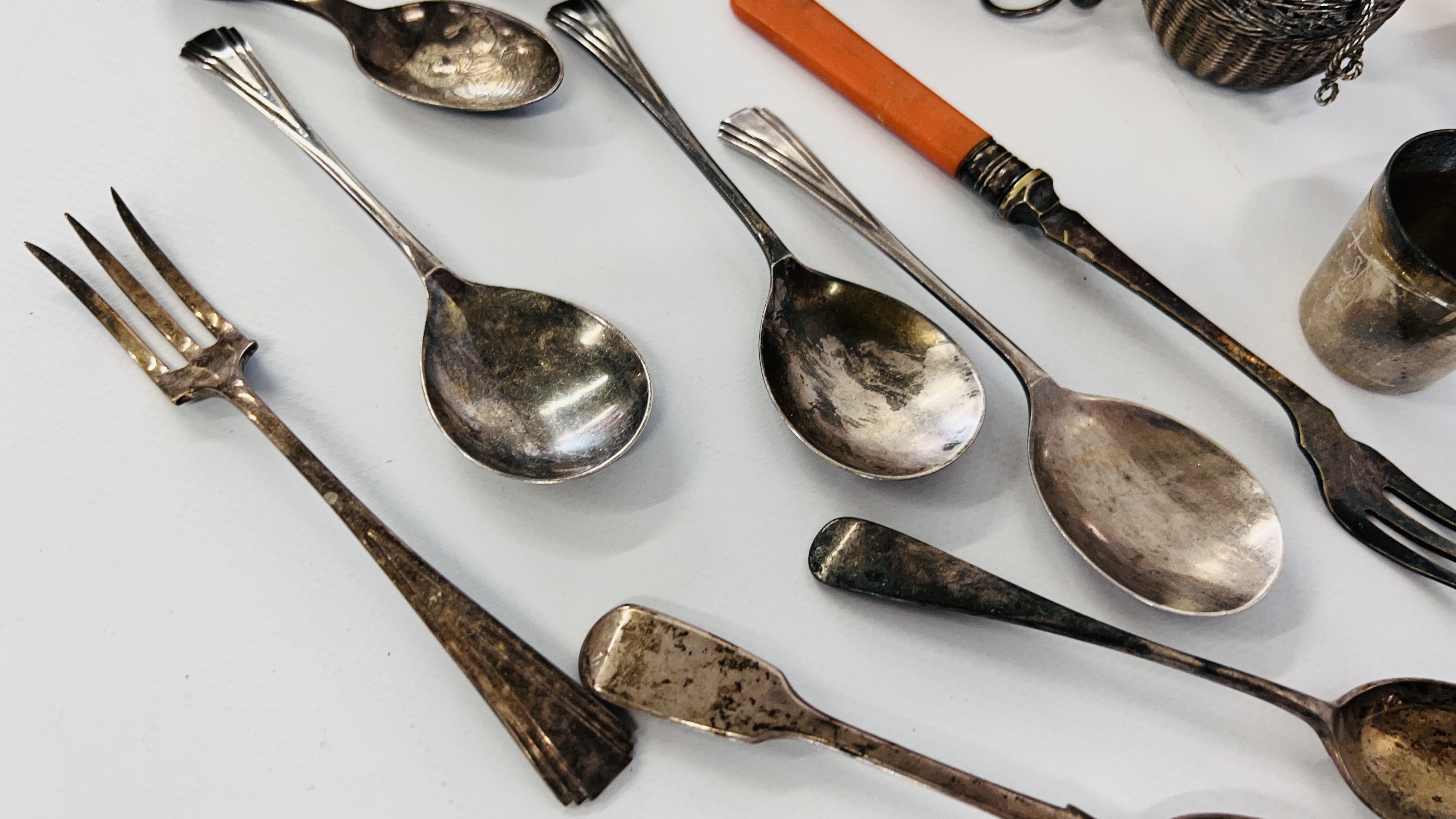 A BOX OF CUTLERY TO INCLUDE SILVER EXAMPLES, 3 TEASPOONS, SILVER LADLE + 2 OTHERS, - Image 9 of 9