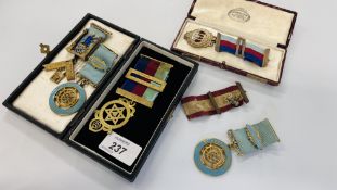 A GROUP OF 5 VINTAGE MASONIC MEDALS TO INCLUDE 3 SILVER GILT EXAMPLES ON ORIGINAL RIBBONS.