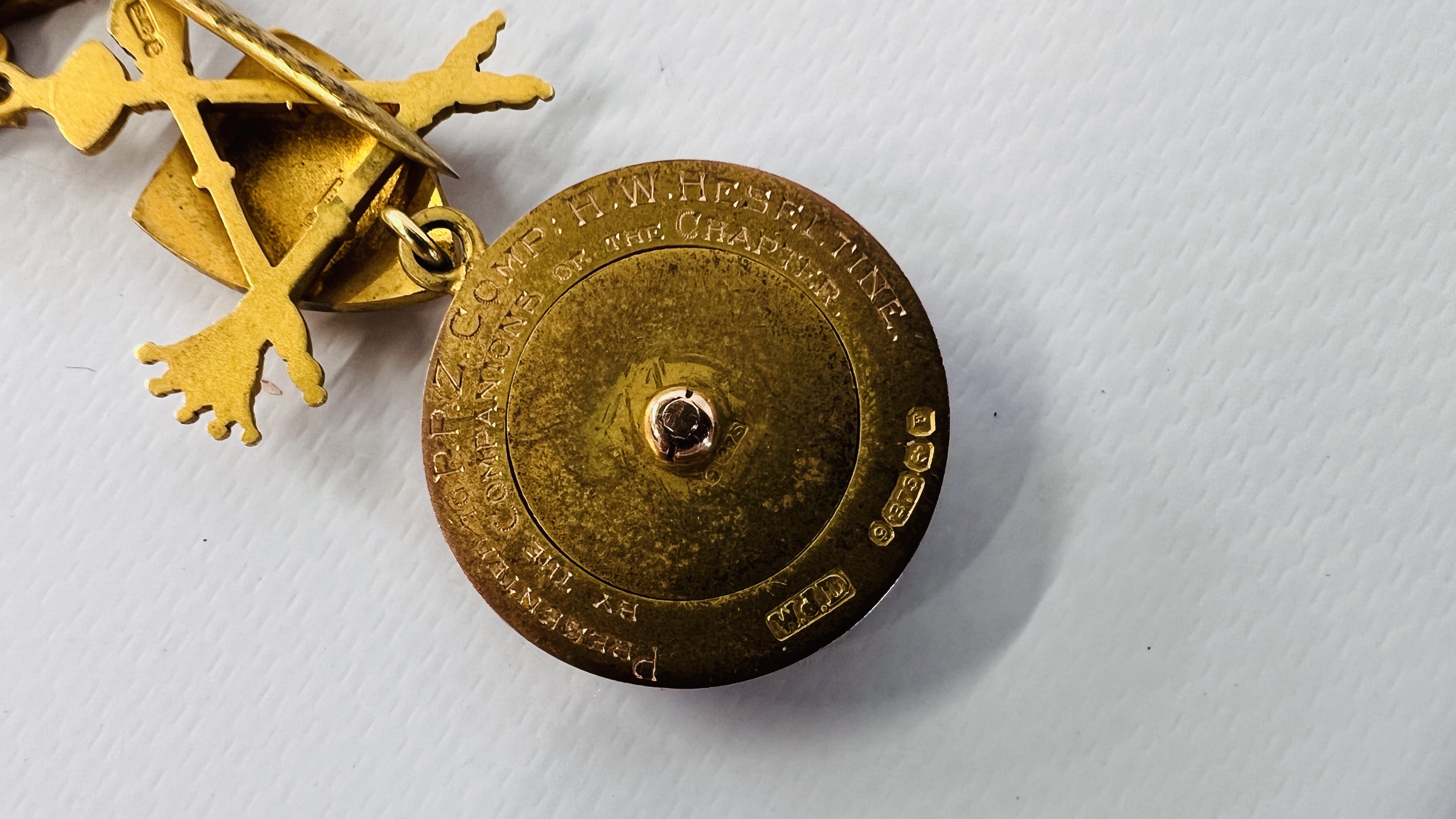 A 9CT GOLD GILT AND ENAMEL MASONIC BADGE PIONEER 1930-1931 BEARING INSCRIPTION. - Image 6 of 8