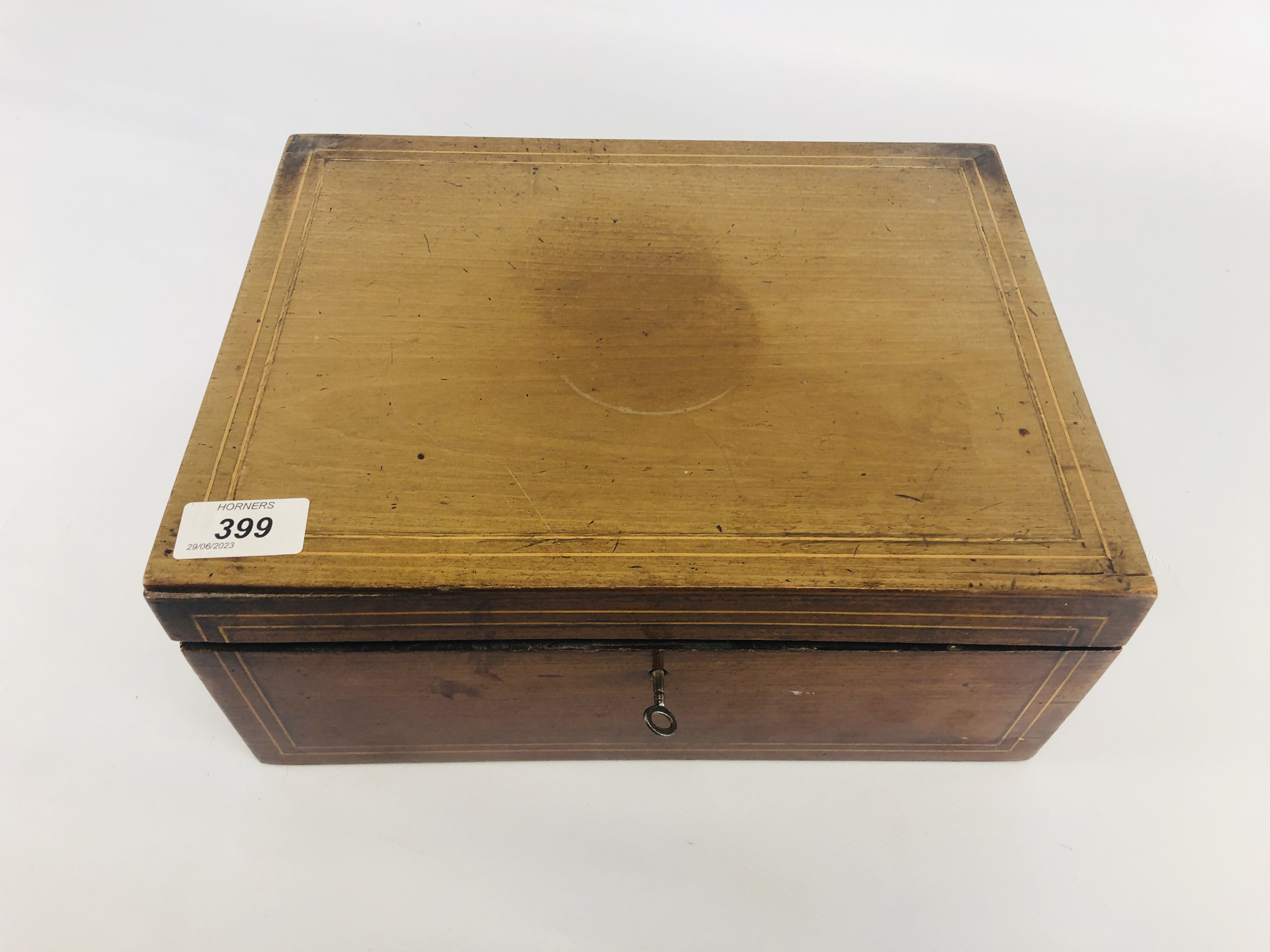 A VINTAGE MAHOGANY SEWING BOX WITH FITTED INTERIOR AND CONTENTS W 30.5CM X D 23CM X H 13CM. - Image 2 of 9