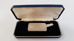 A WHITE METAL INGOT INSCRIBED FINE SILVER 100 GRMS IN FITTED CASE.