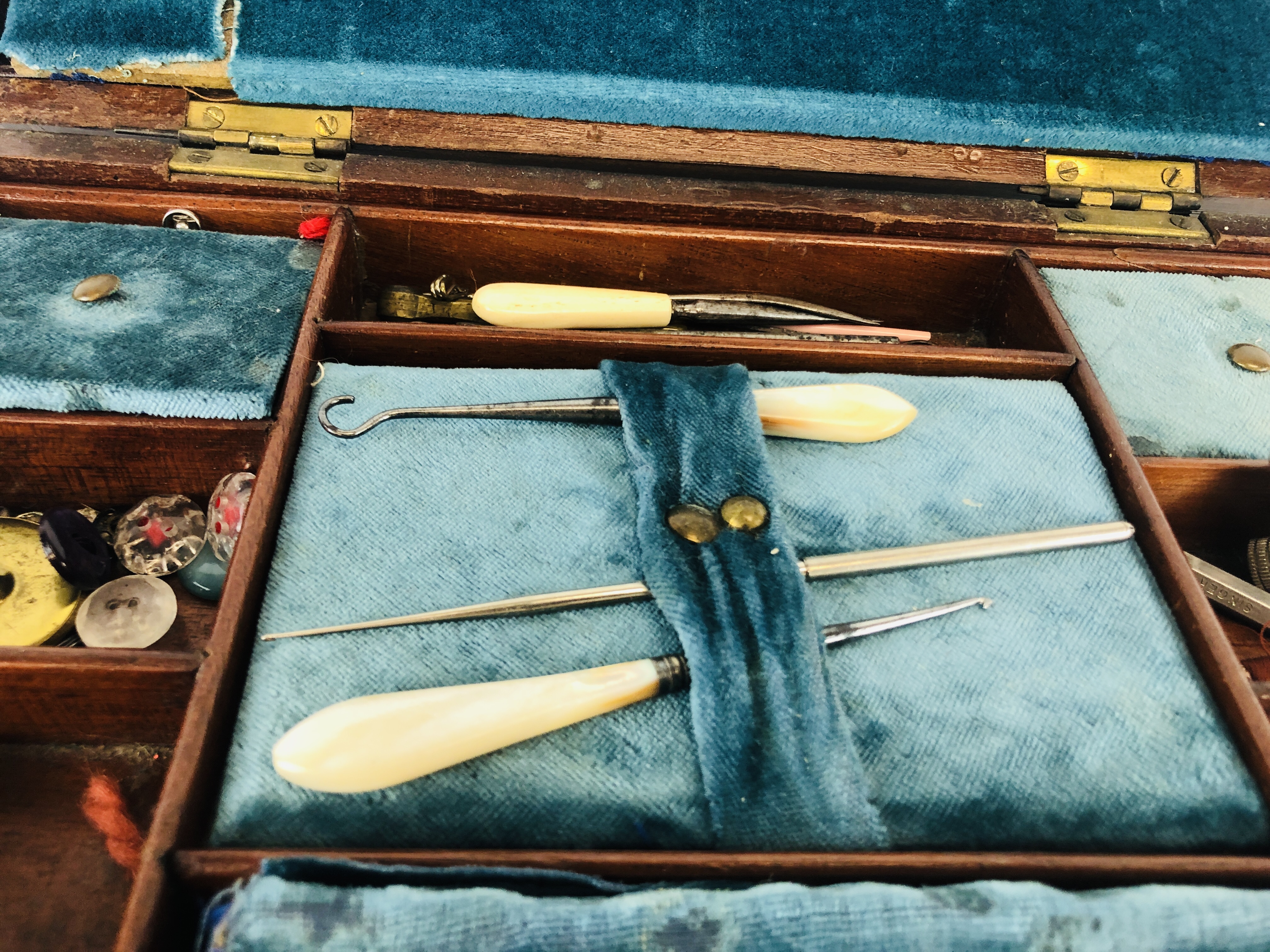 A VINTAGE MAHOGANY SEWING BOX WITH FITTED INTERIOR AND CONTENTS W 30.5CM X D 23CM X H 13CM. - Image 4 of 9