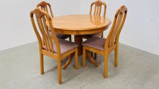 A MODERN BEECH WOOD PEDESTAL DINING TABLE AND FOUR CHAIRS - TABLE DIAMETER 106CM.