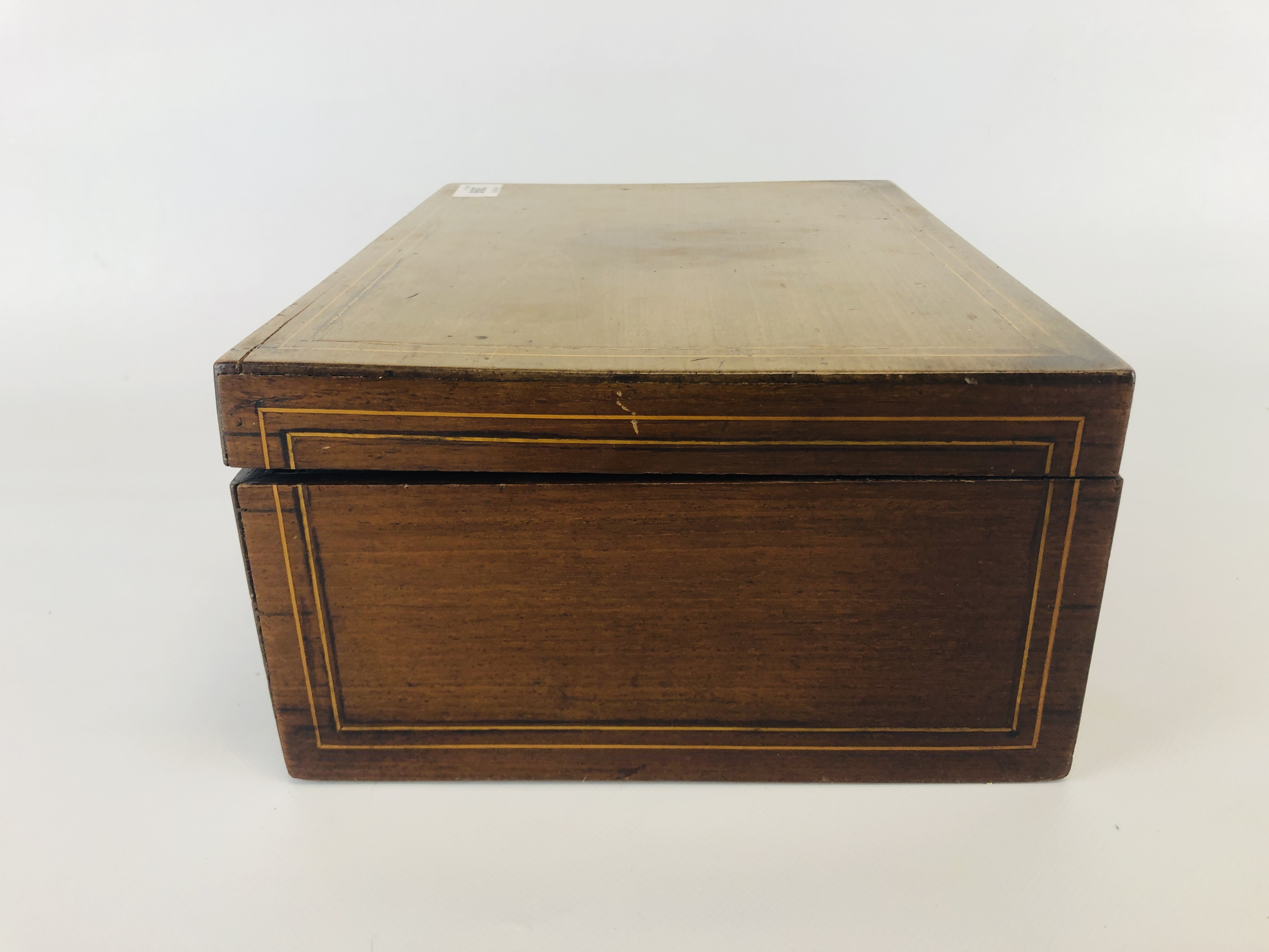 A VINTAGE MAHOGANY SEWING BOX WITH FITTED INTERIOR AND CONTENTS W 30.5CM X D 23CM X H 13CM. - Image 8 of 9