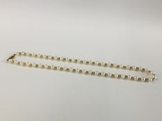 A PEARL NECKLACE WITH 9CT GOLD CLASP AND ALTERNATING GOLD BEADS. L 40CM.