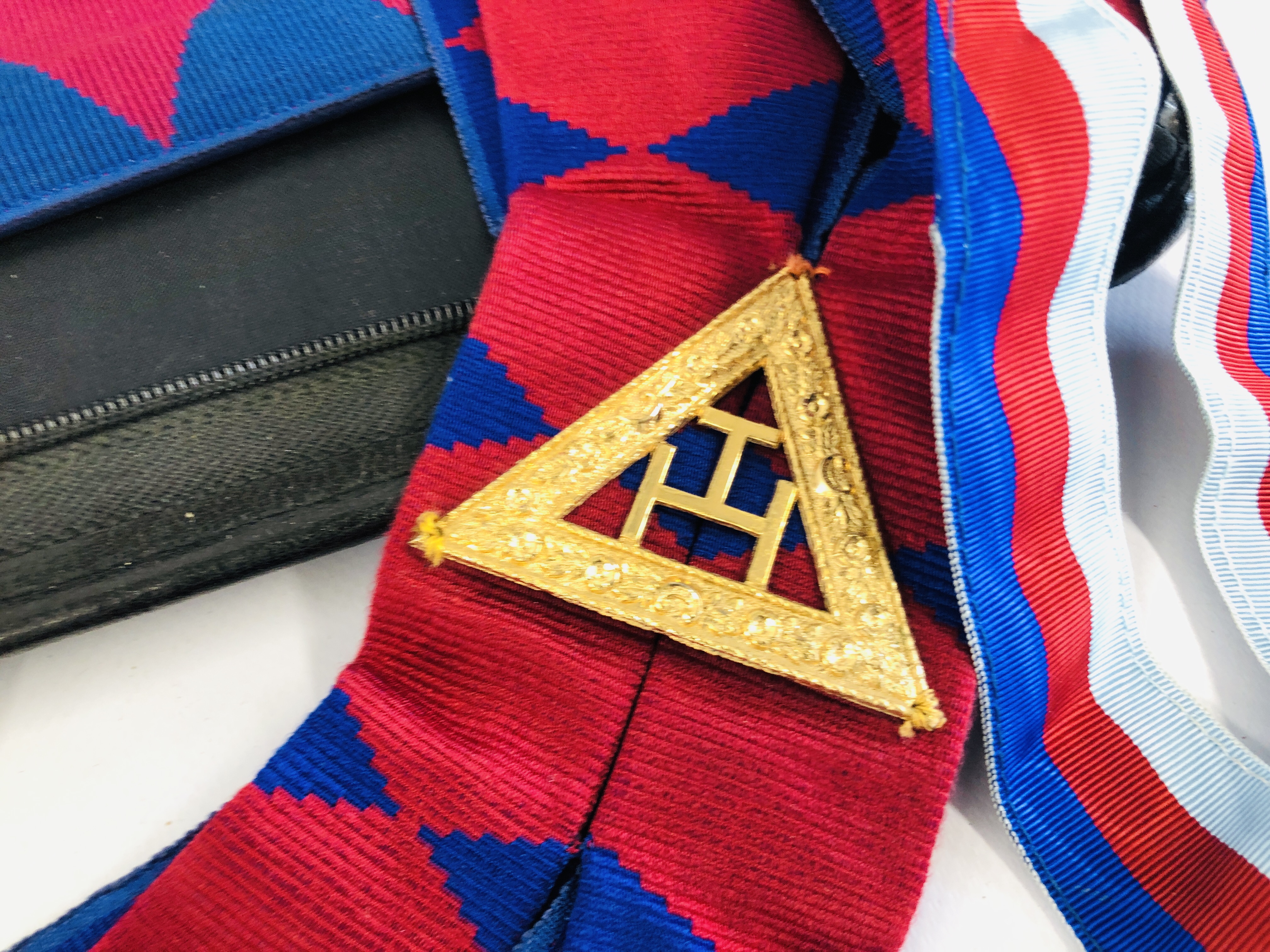 A GROUP OF SUPREME GRAND CHAPTER MASONIC REGALIA IN CARRY CASE. - Image 5 of 8